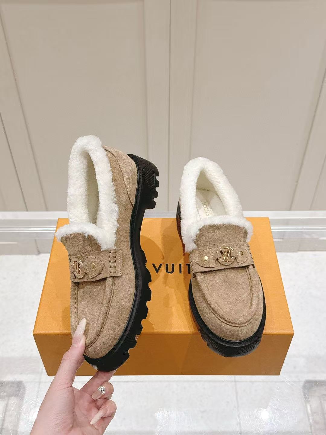 LVの高品質スエードウールプラットフォームシューズ【50％割引+送料無料】