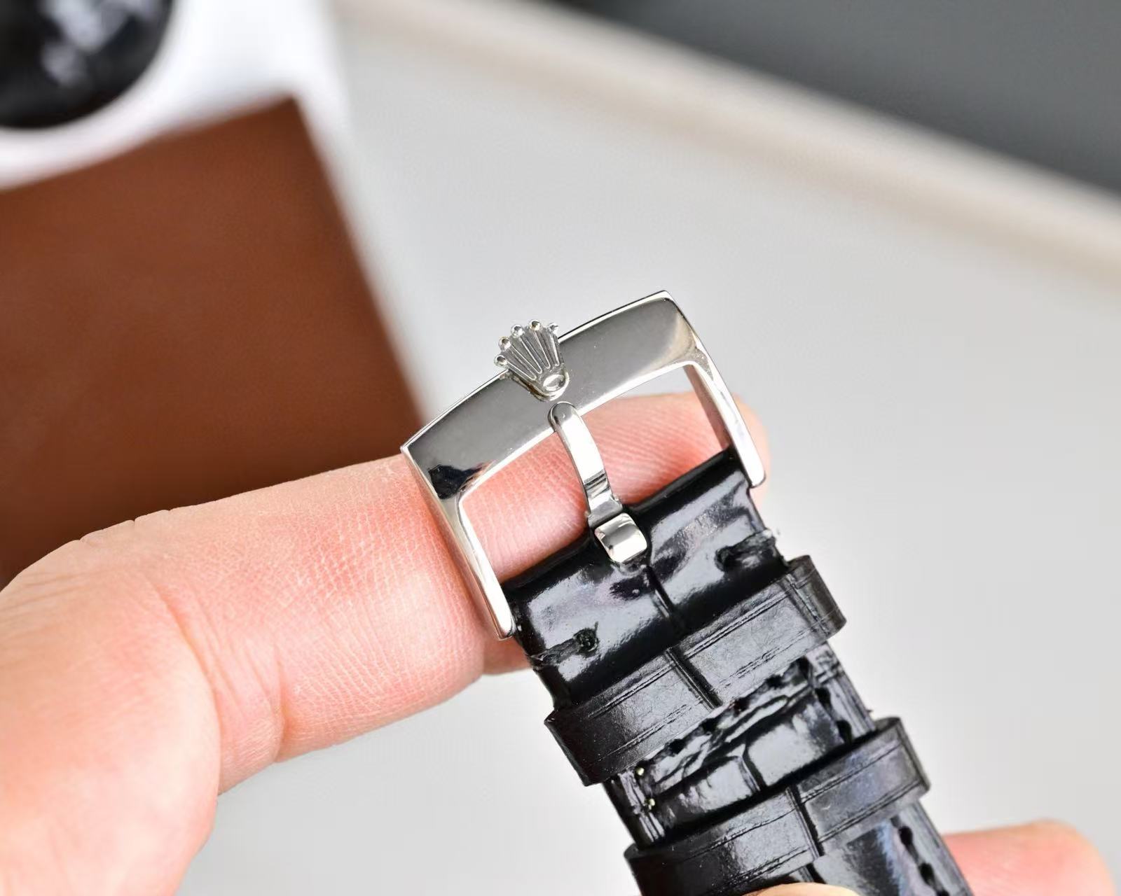 【RO1EX】高品質ダイヤモンドスタッズレザーストラップメンズウォッチ【50％割引+送料無料】