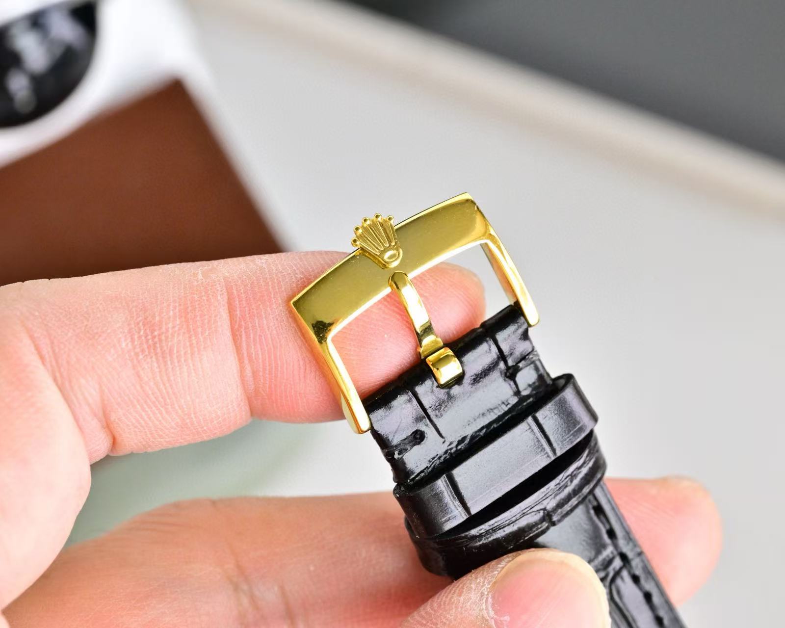 【RO1EX】高品質ダイヤモンドスタッズレザーストラップメンズウォッチ【50％割引+送料無料】