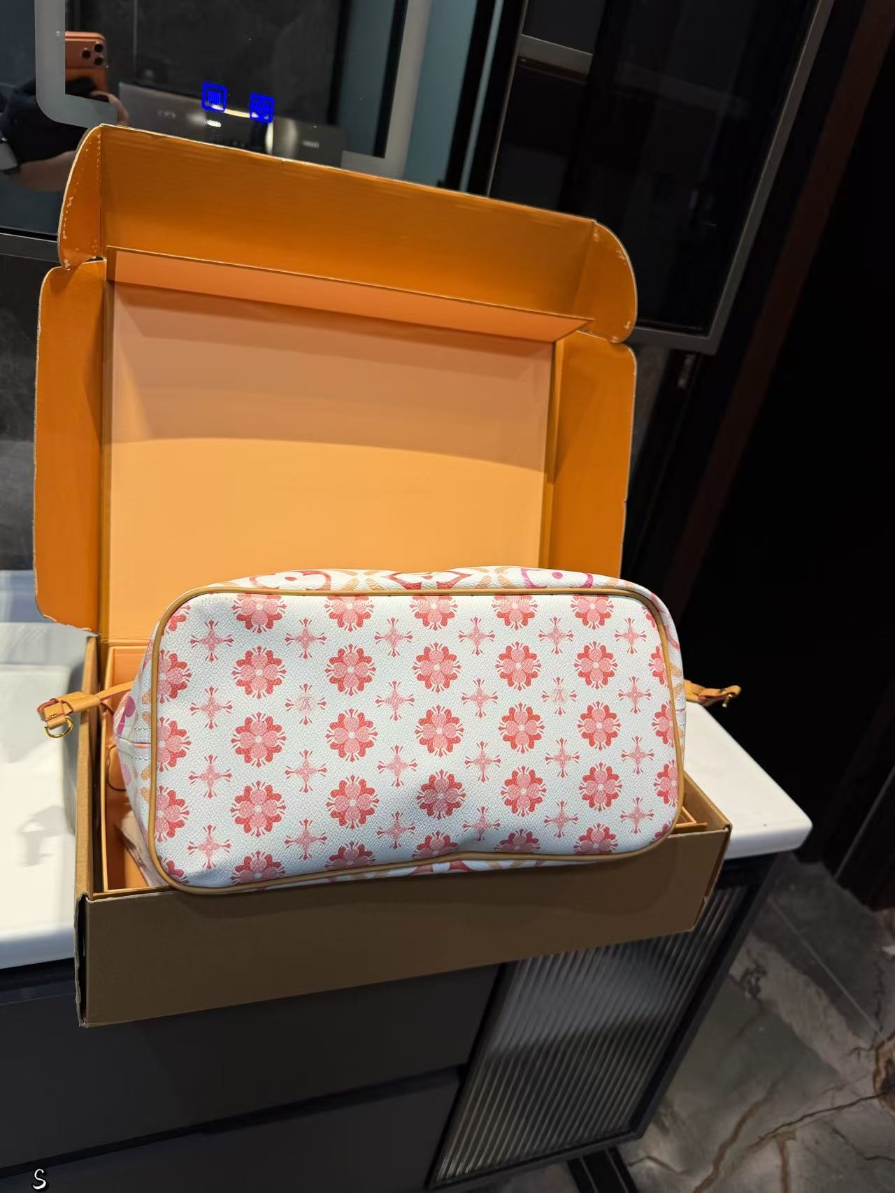 LV四つ葉のクローバープリントショッピングバッグ【50％割引+送料無料】