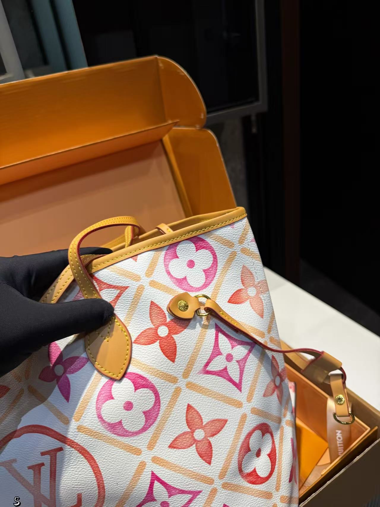 LV四つ葉のクローバープリントショッピングバッグ【50％割引+送料無料】