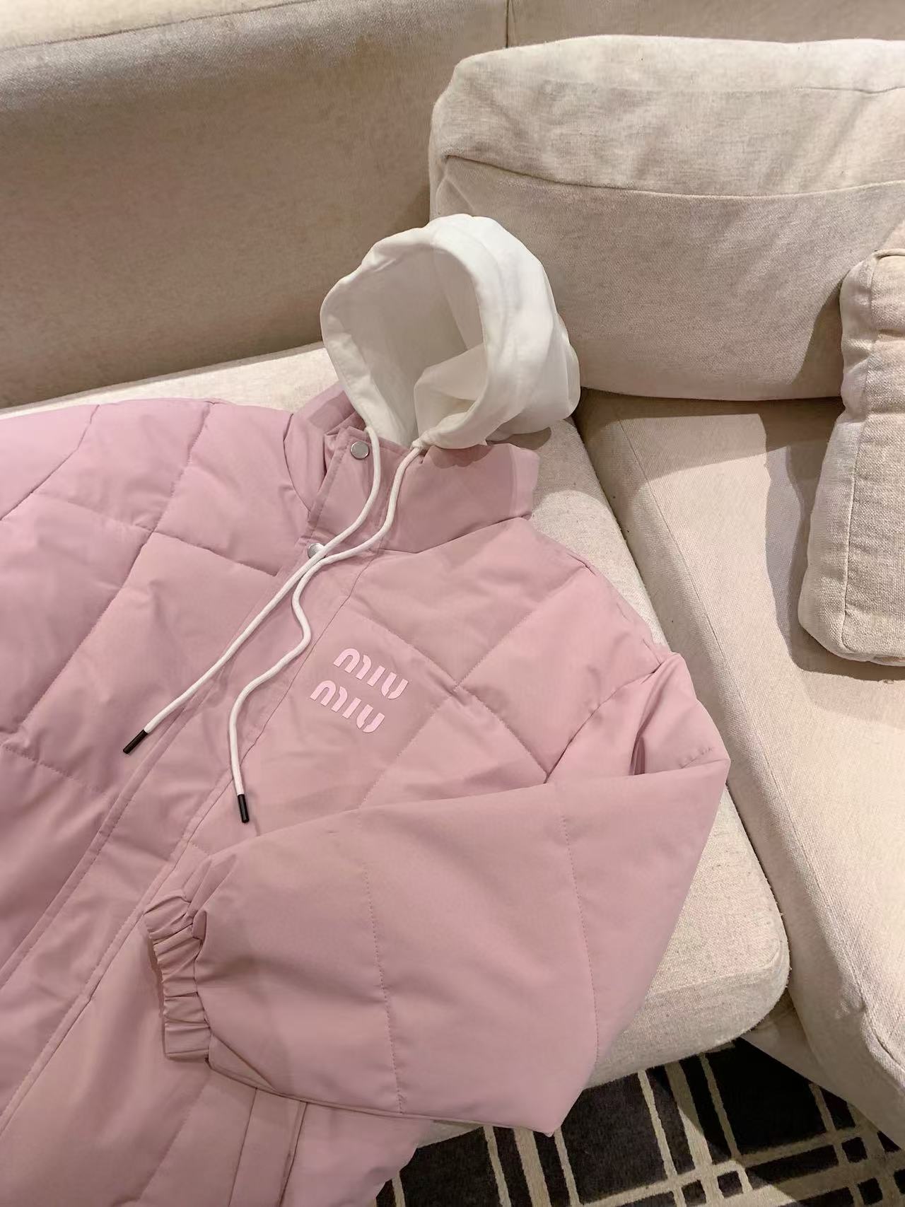 M1UM1U カラーブロック フード付きダウンジャケット【50％割引+送料無料】