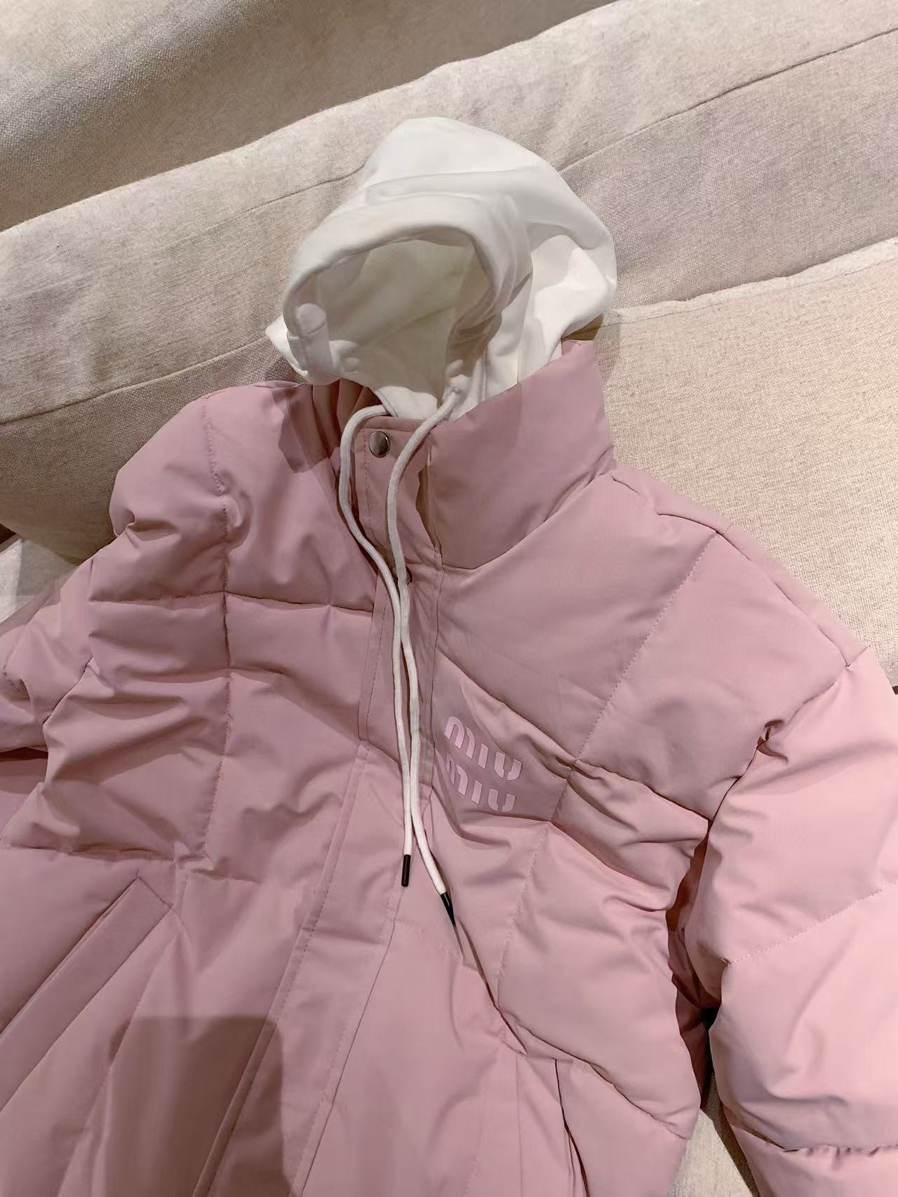 M1UM1U カラーブロック フード付きダウンジャケット【50％割引+送料無料】