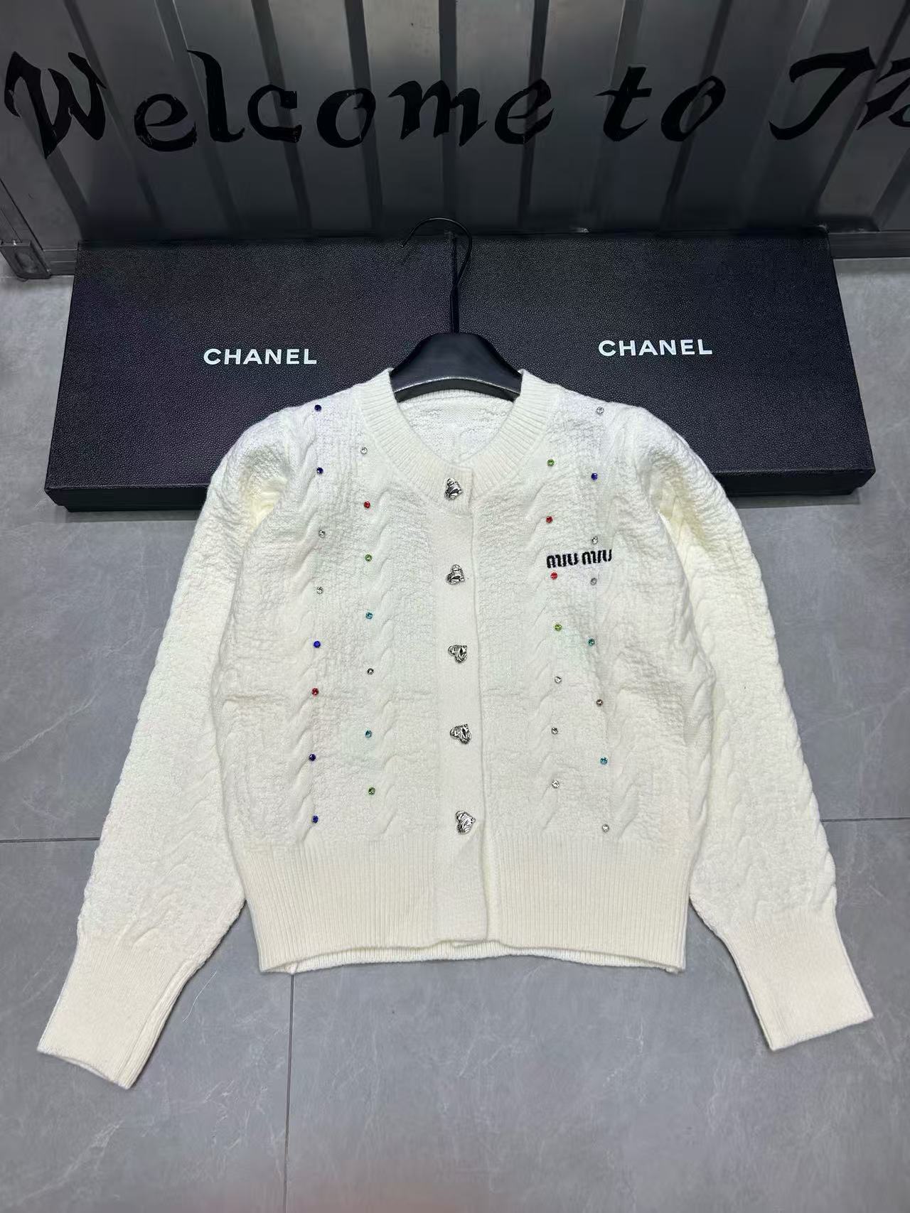 M1UM1U ラインストーンレターウールカーディガン【50％割引+送料無料】