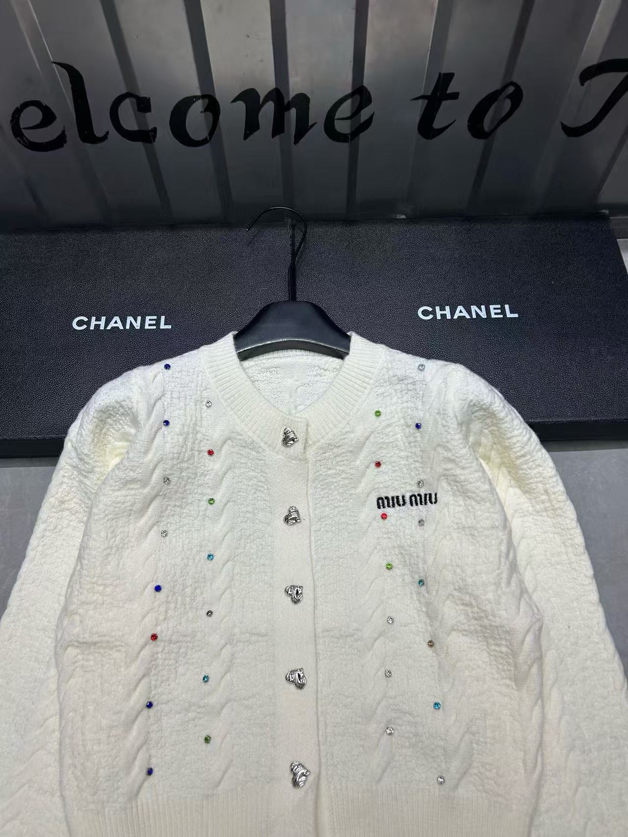 M1UM1U ラインストーンレターウールカーディガン【50％割引+送料無料】