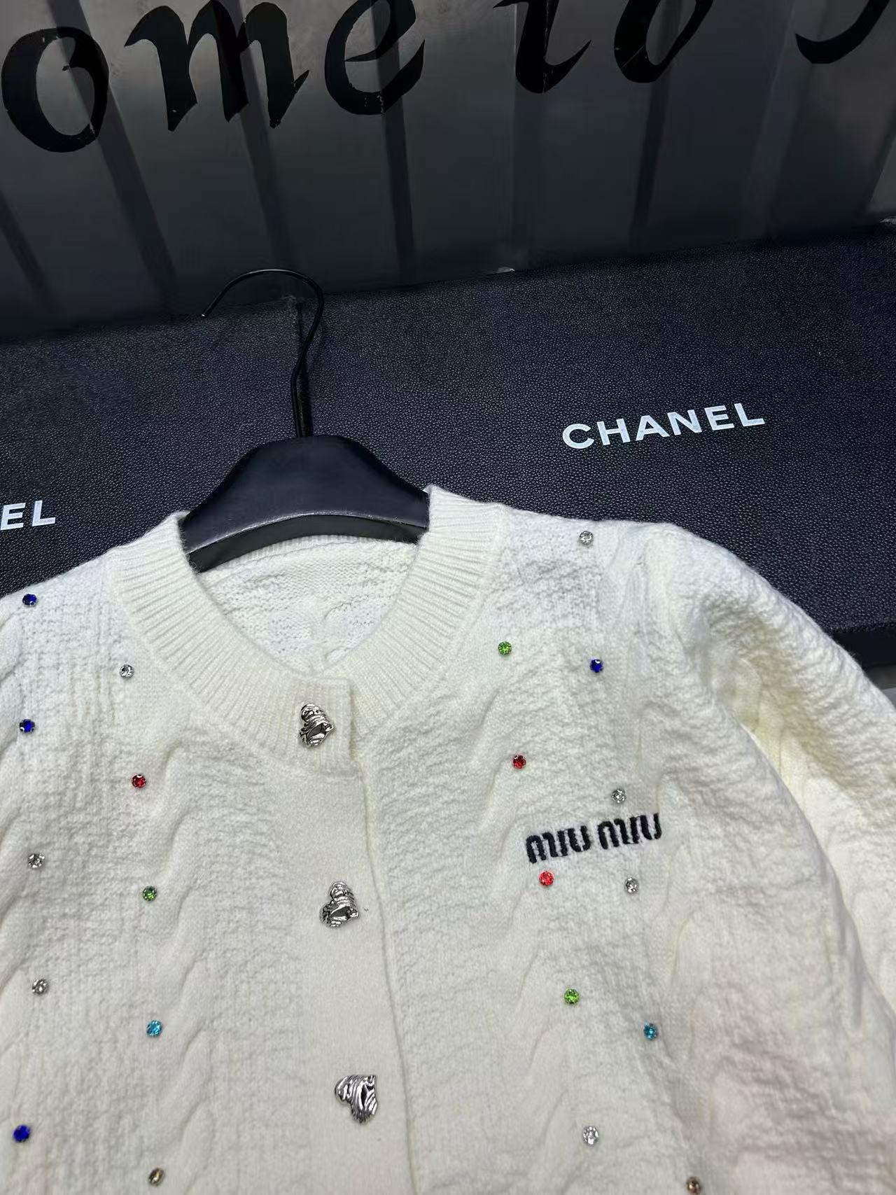 M1UM1U ラインストーンレターウールカーディガン【50％割引+送料無料】