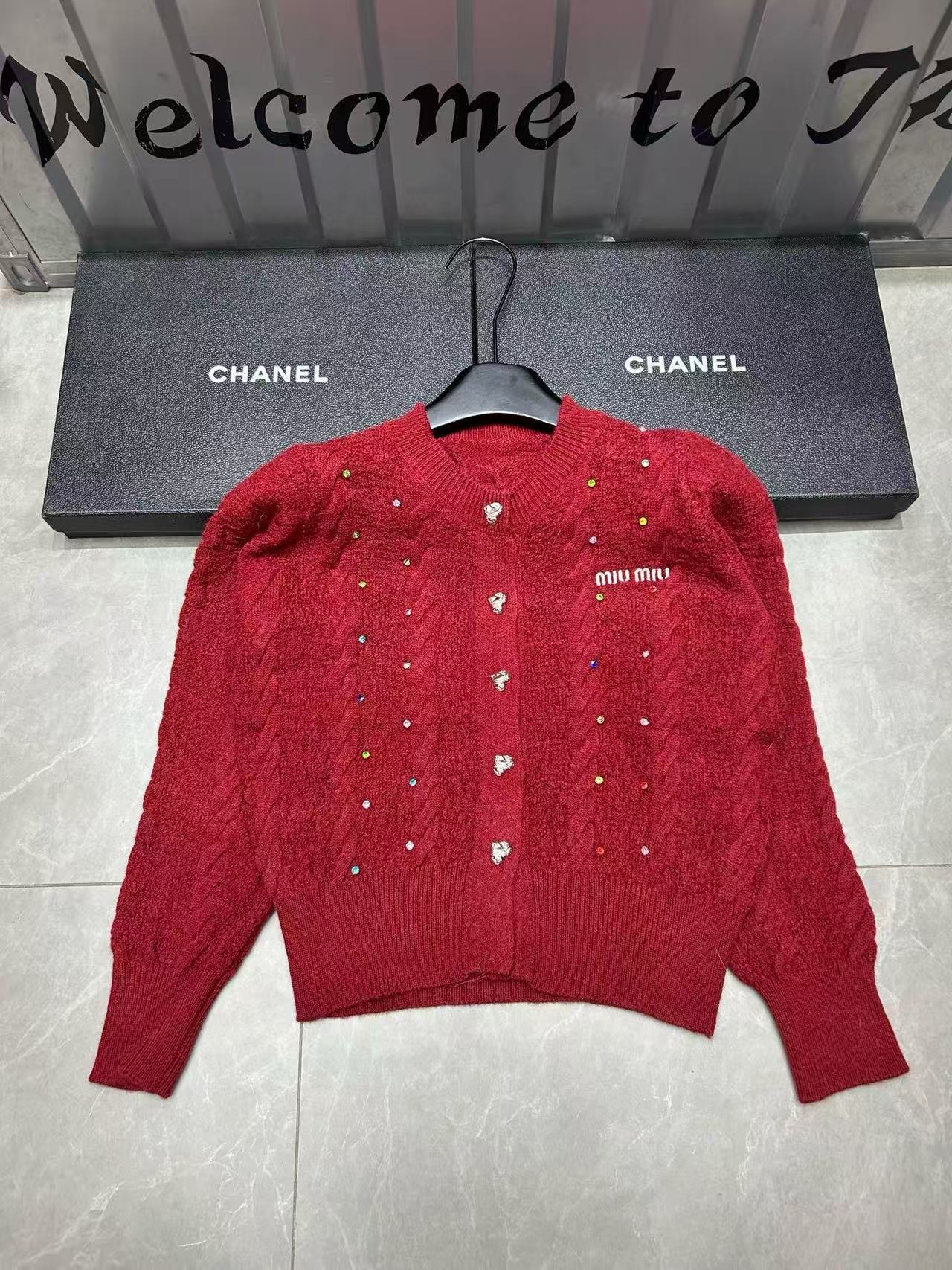 M1UM1U ラインストーンレターウールカーディガン【50％割引+送料無料】