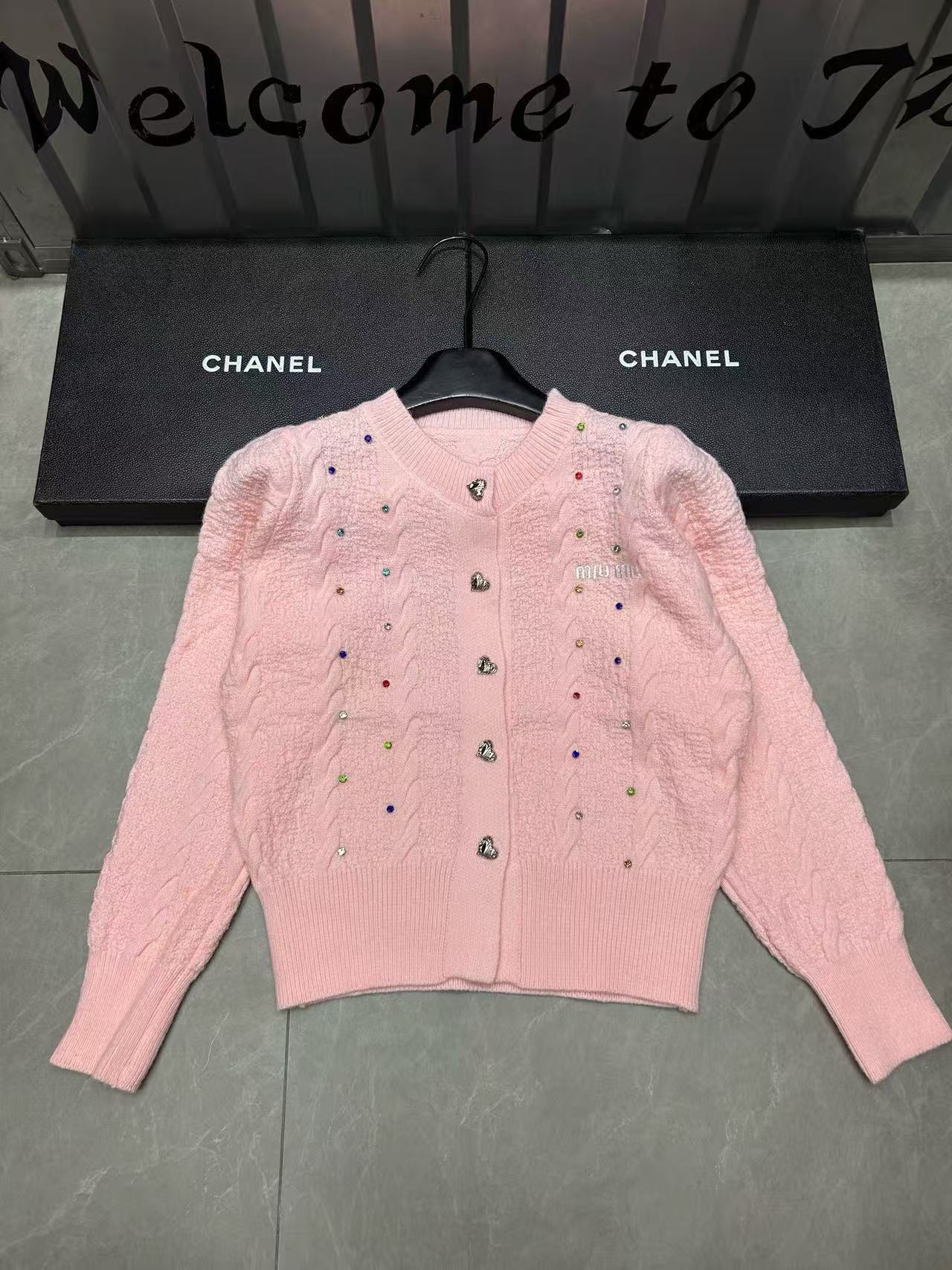 M1UM1U ラインストーンレターウールカーディガン【50％割引+送料無料】