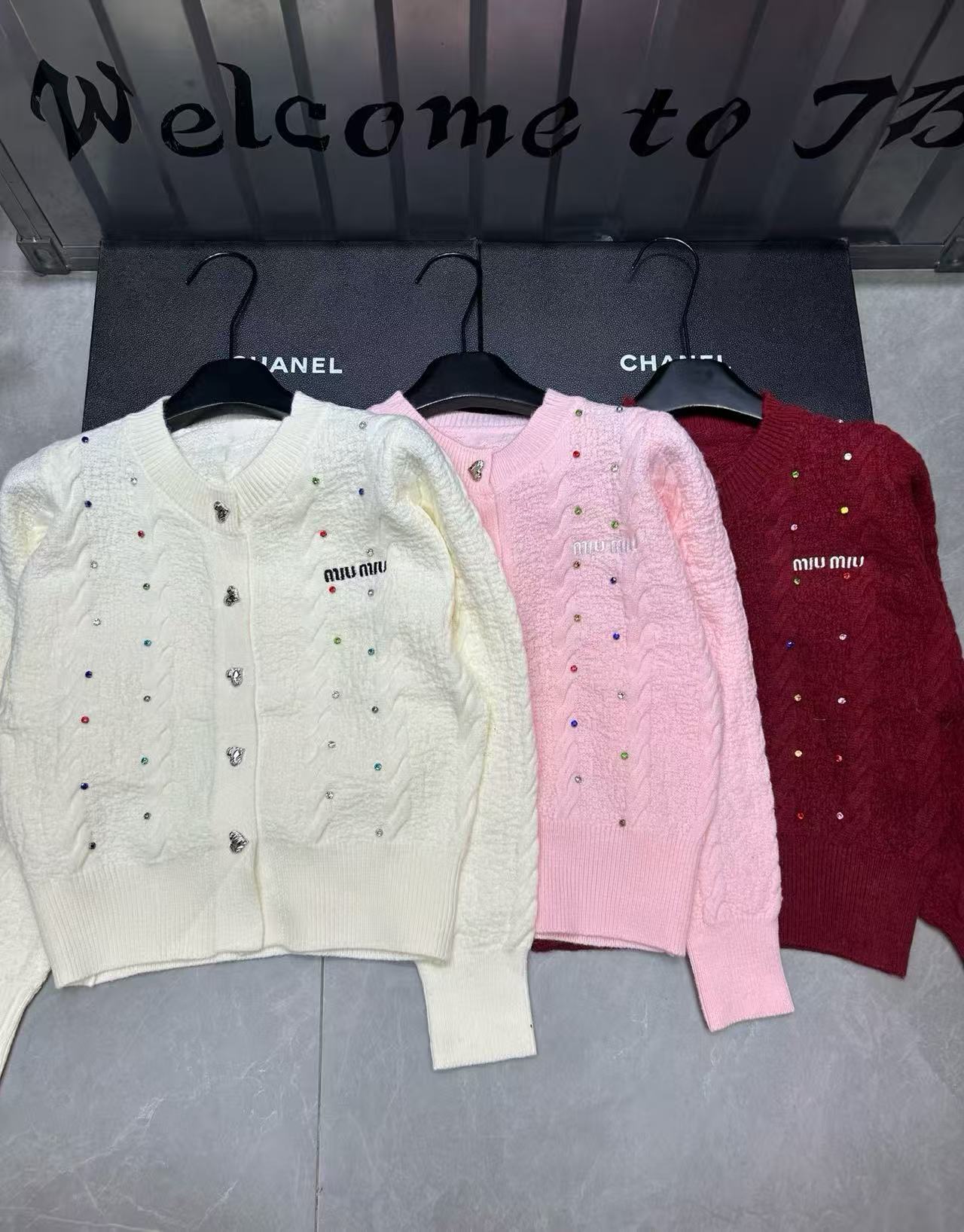 M1UM1U ラインストーンレターウールカーディガン【50％割引+送料無料】