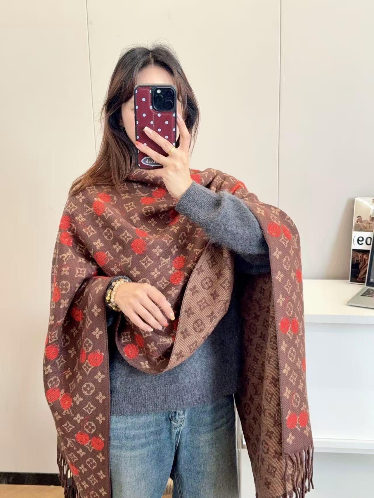 LV チェリープリント カシミアスカーフ【50％割引+送料無料】