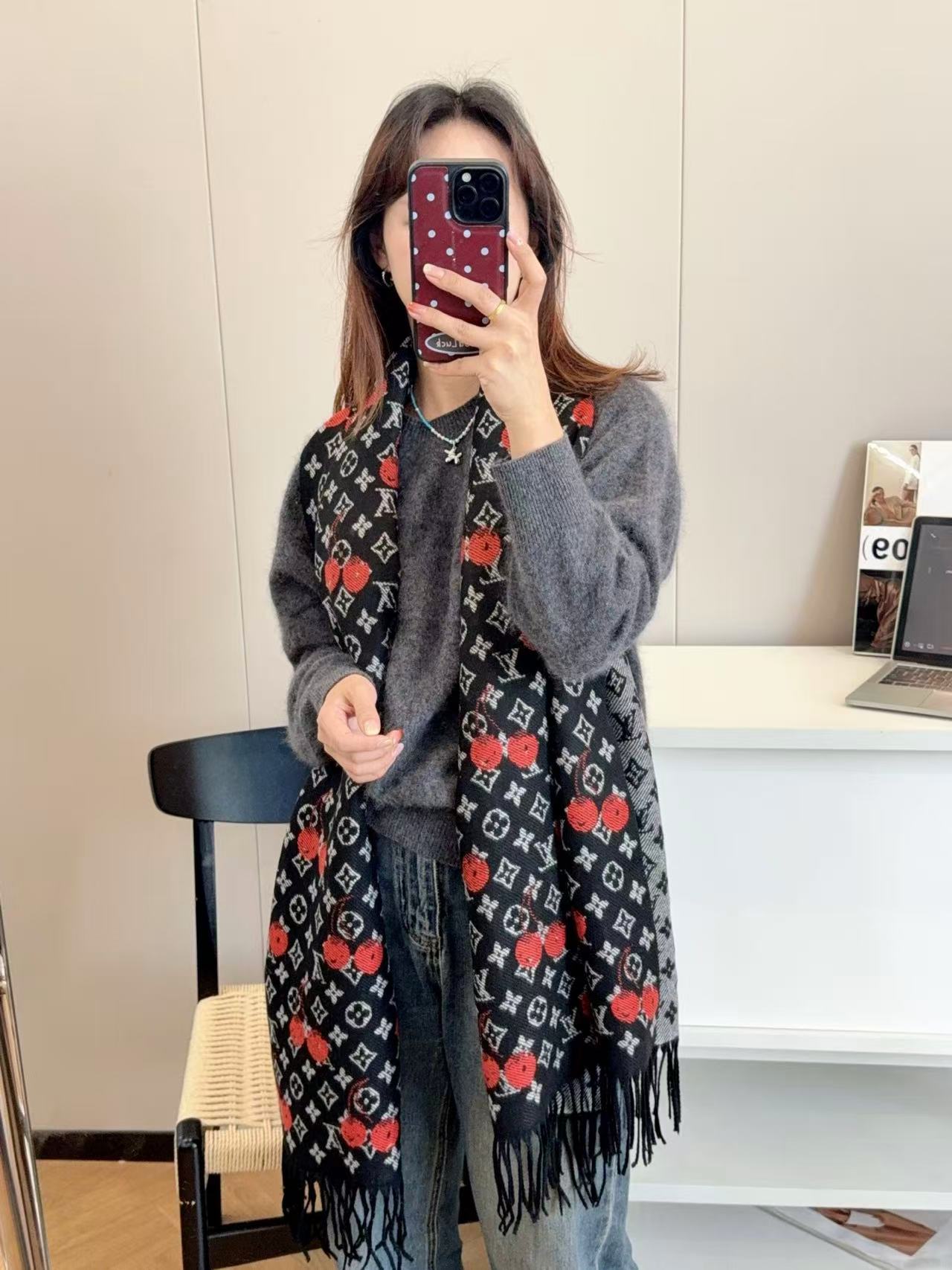 LV チェリープリント カシミアスカーフ【50％割引+送料無料】