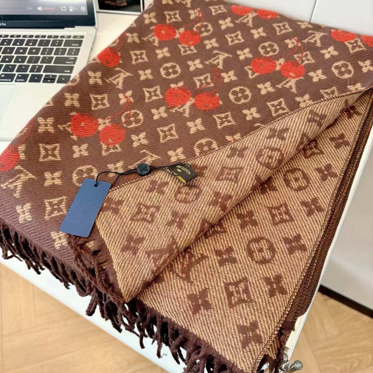 LV チェリープリント カシミアスカーフ【50％割引+送料無料】