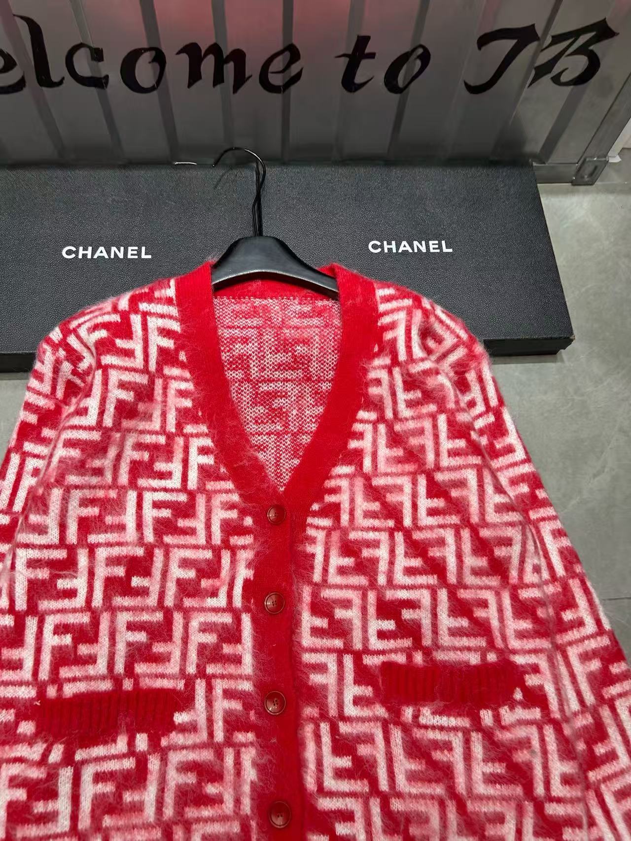 FEND1FFVネックモヘアカーディガン【50％割引+送料無料】