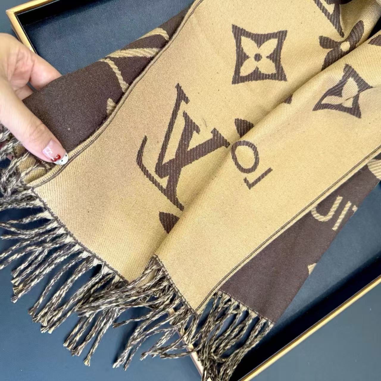 LVプリントタッセルウールスカーフ【50％割引+送料無料】