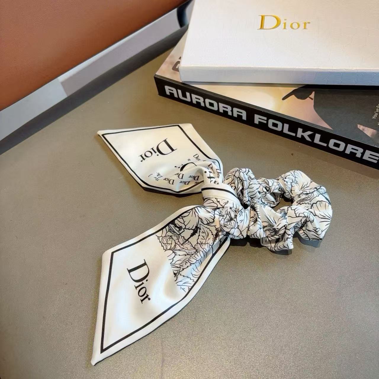 DIORのボウレターリボンヘアタイ【50％割引+送料無料】