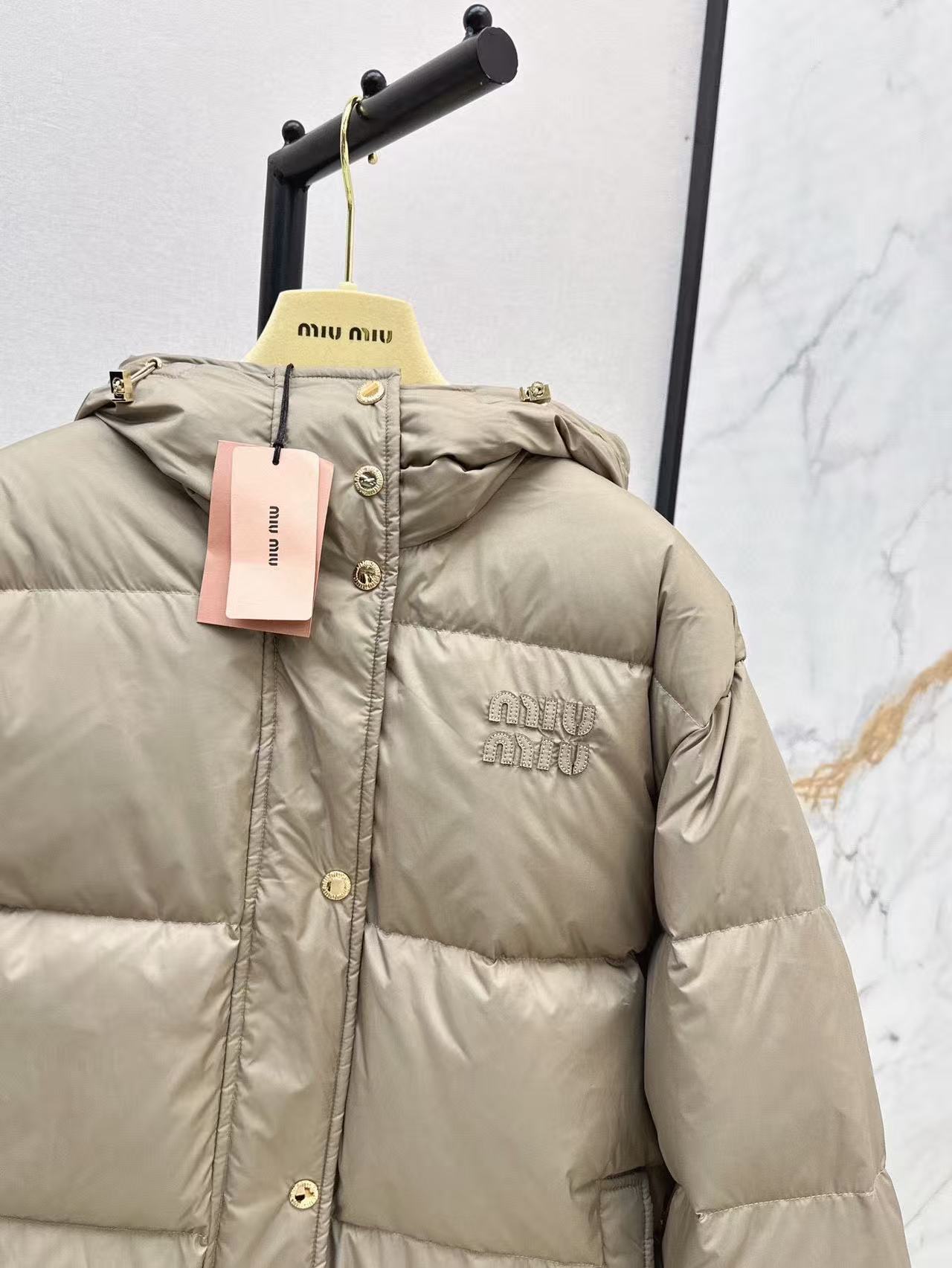 M1UM1U シンプルフード付きダウンジャケット【50％割引+送料無料】