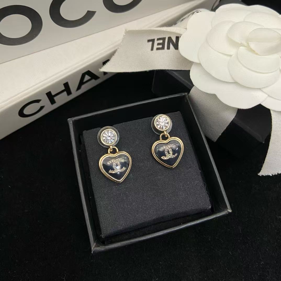 CHANE1 ブラックハート ダブルC スタッドピアス【50％割引+送料無料】