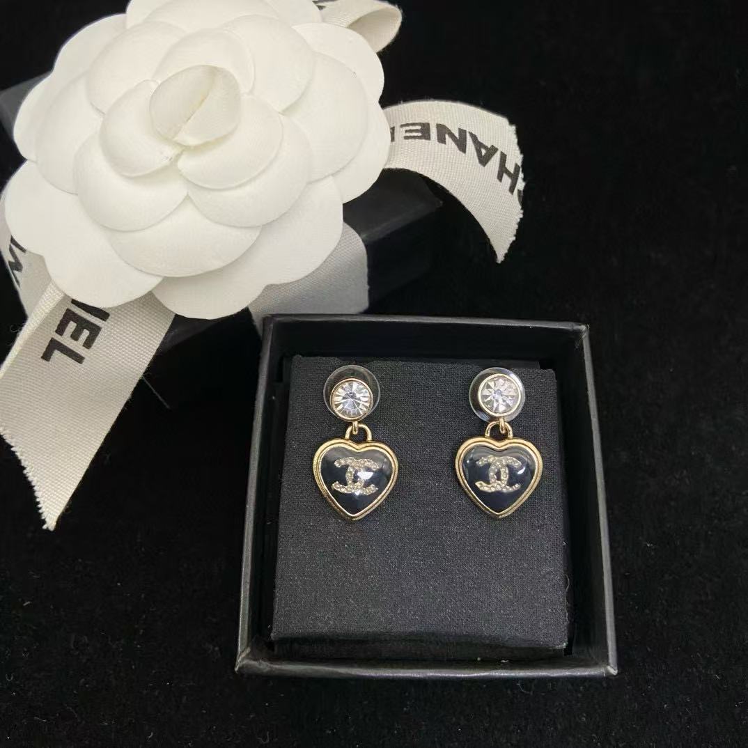 CHANE1 ブラックハート ダブルC スタッドピアス【50％割引+送料無料】