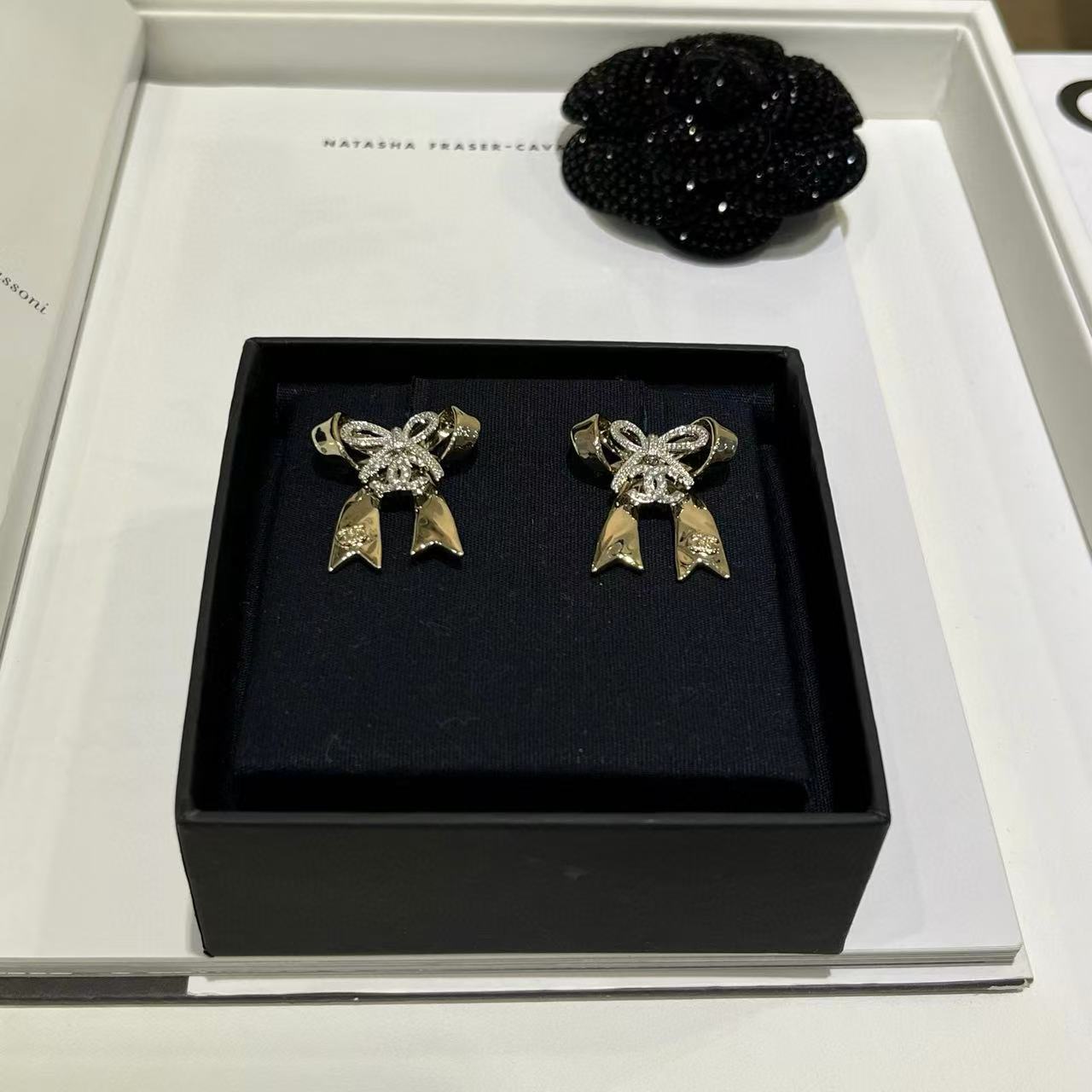 CHANE1 ボウ ダブルC スタッドピアス【50％割引+送料無料】