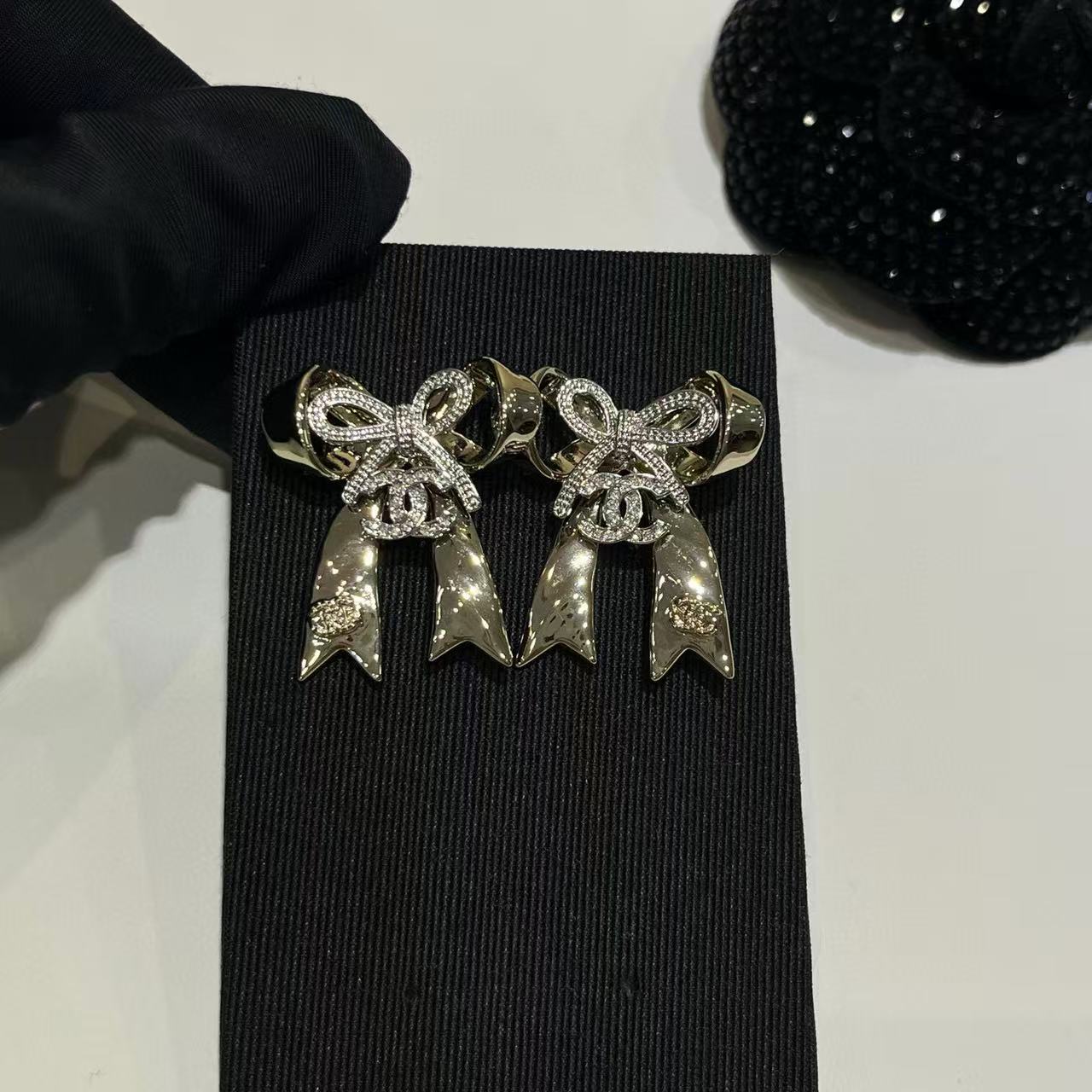 CHANE1 ボウ ダブルC スタッドピアス【50％割引+送料無料】