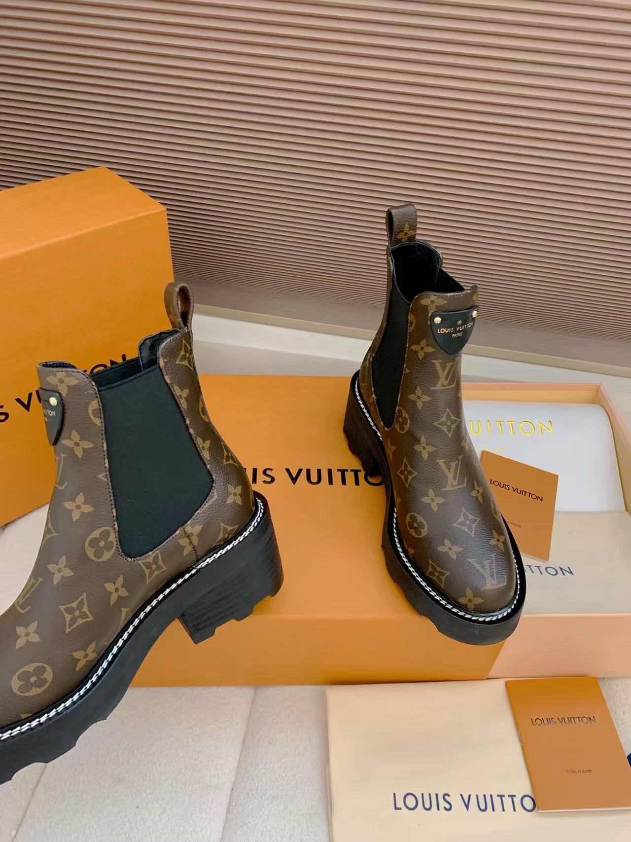 LVの高品質シープスキンマーティンブーツ【50％割引+送料無料】