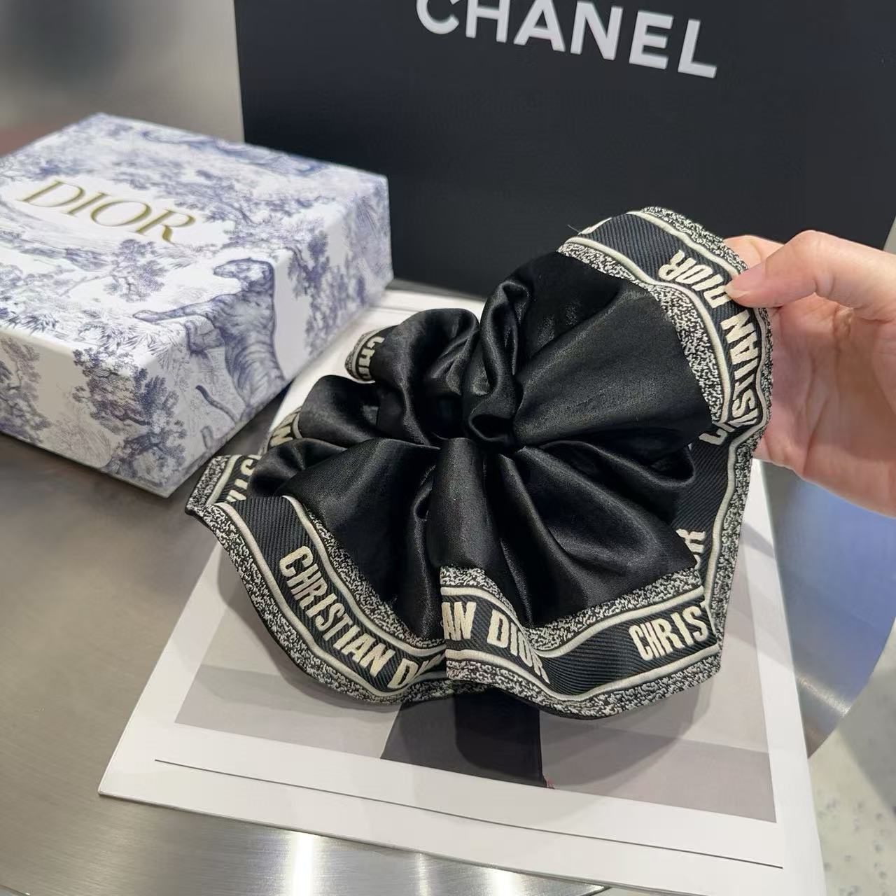 DIORレターヘアタイ【50％割引+送料無料】