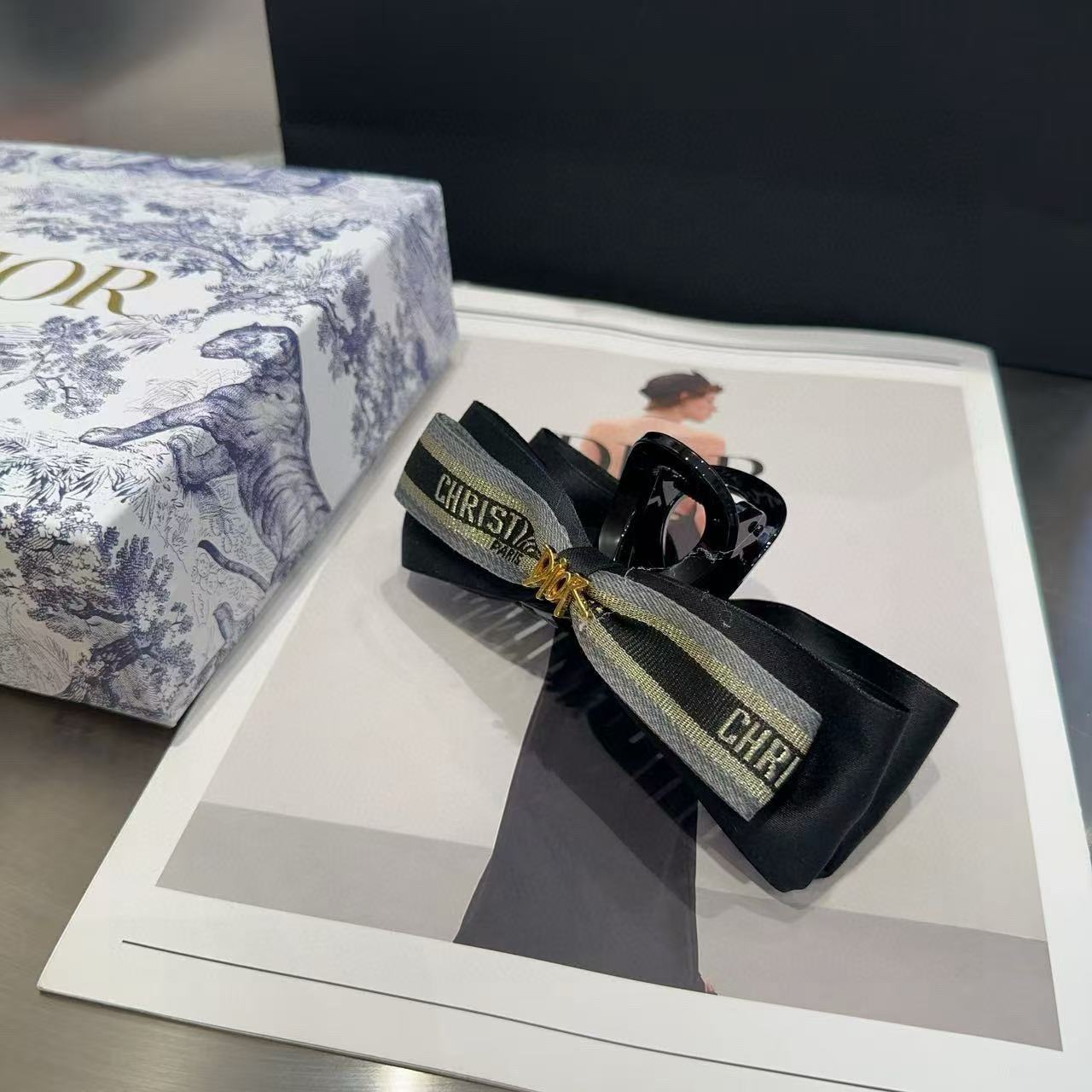 DIORレターヘアクリップ【50％割引+送料無料】