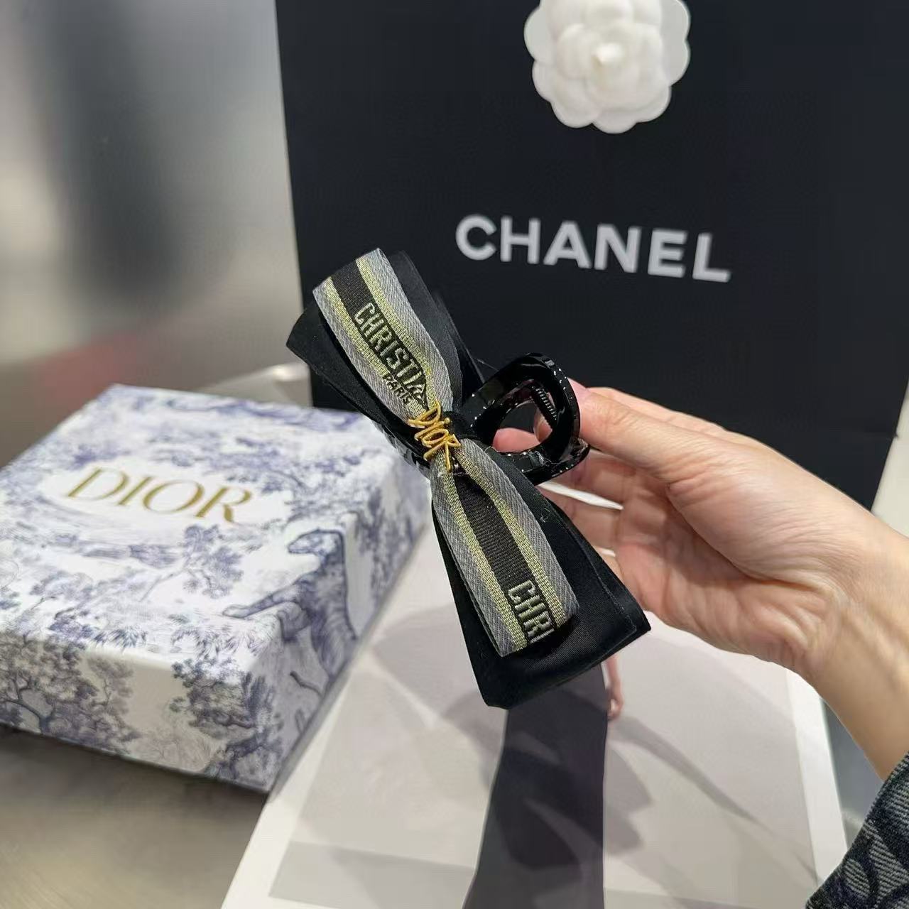 DIORレターヘアクリップ【50％割引+送料無料】