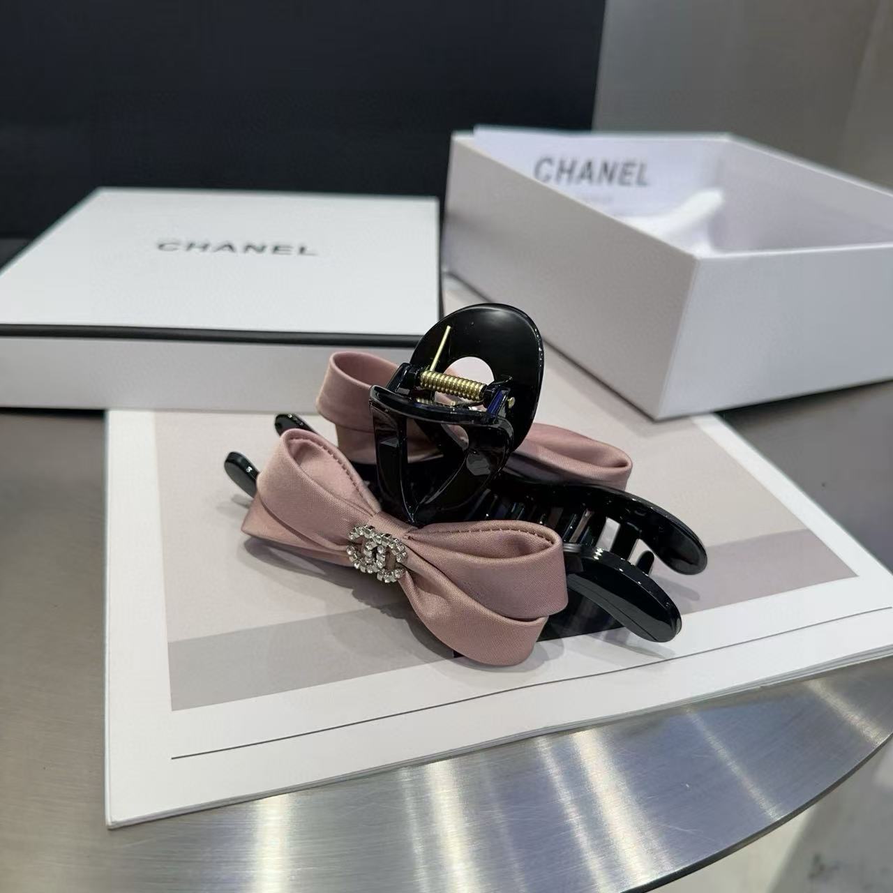 CHANE1 ピンク ダブルC ヘアクリップ【50％割引+送料無料】