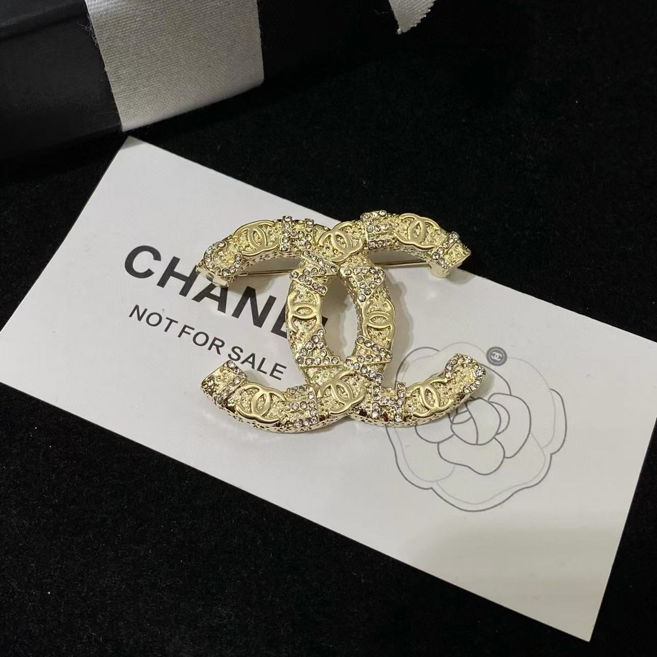 CHANE1 文字エンボスブローチ【50％割引+送料無料】