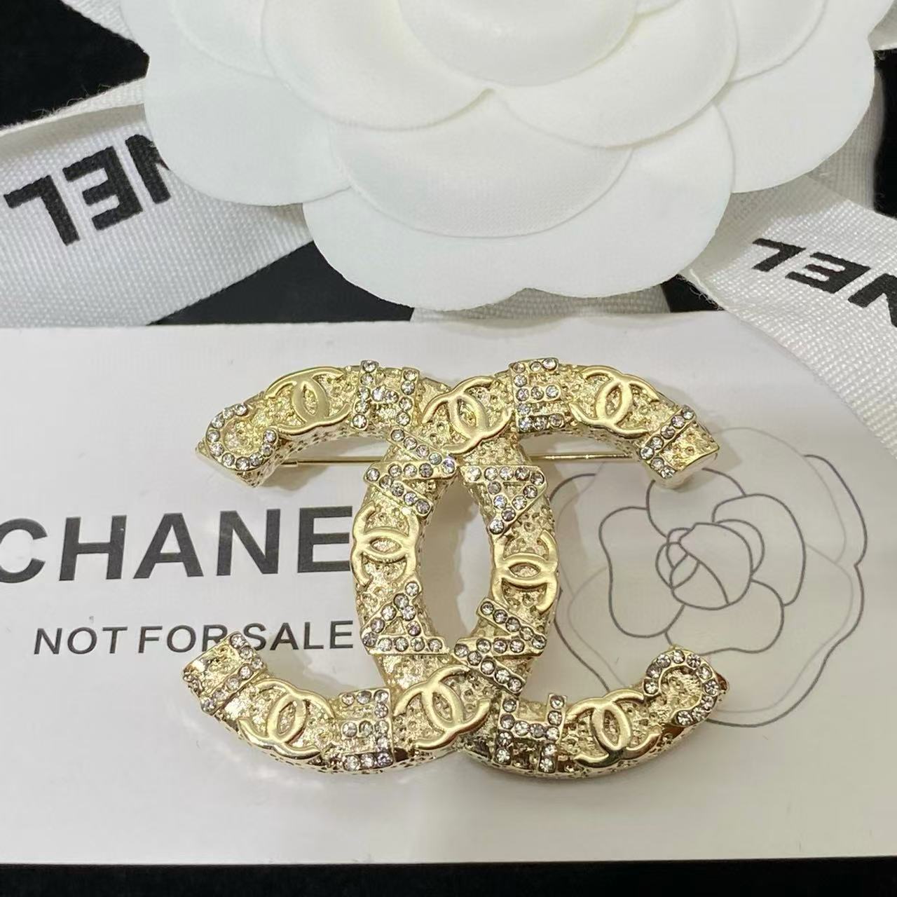 CHANE1 文字エンボスブローチ【50％割引+送料無料】