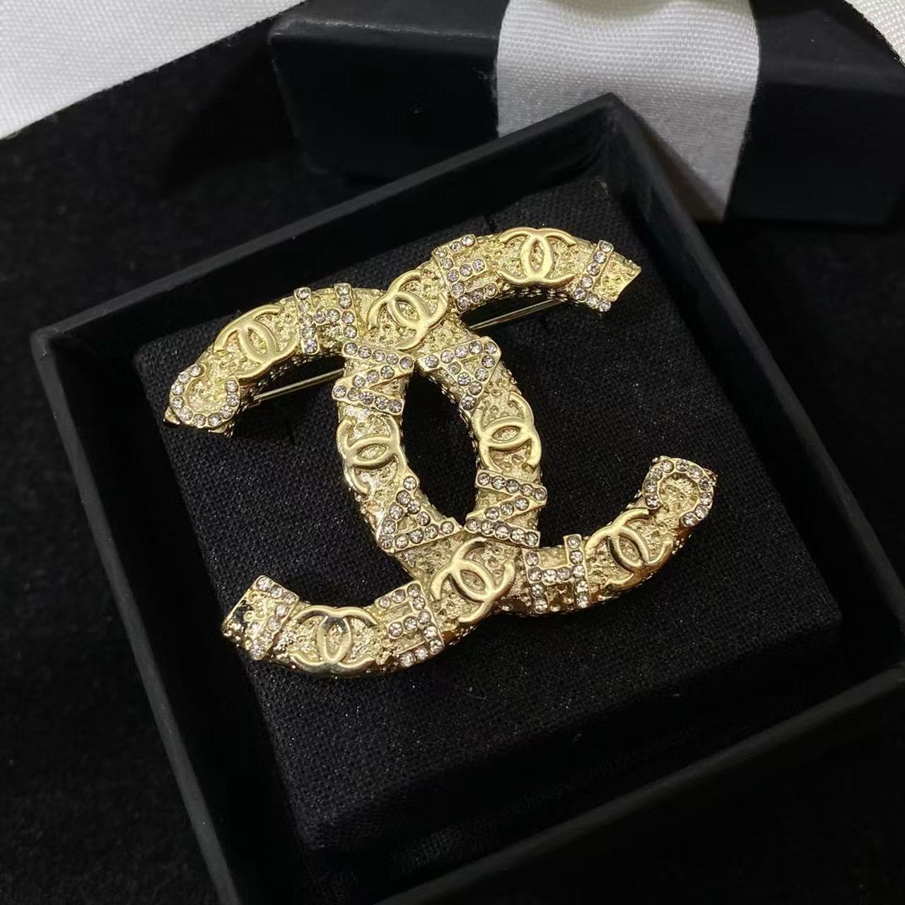 CHANE1 文字エンボスブローチ【50％割引+送料無料】