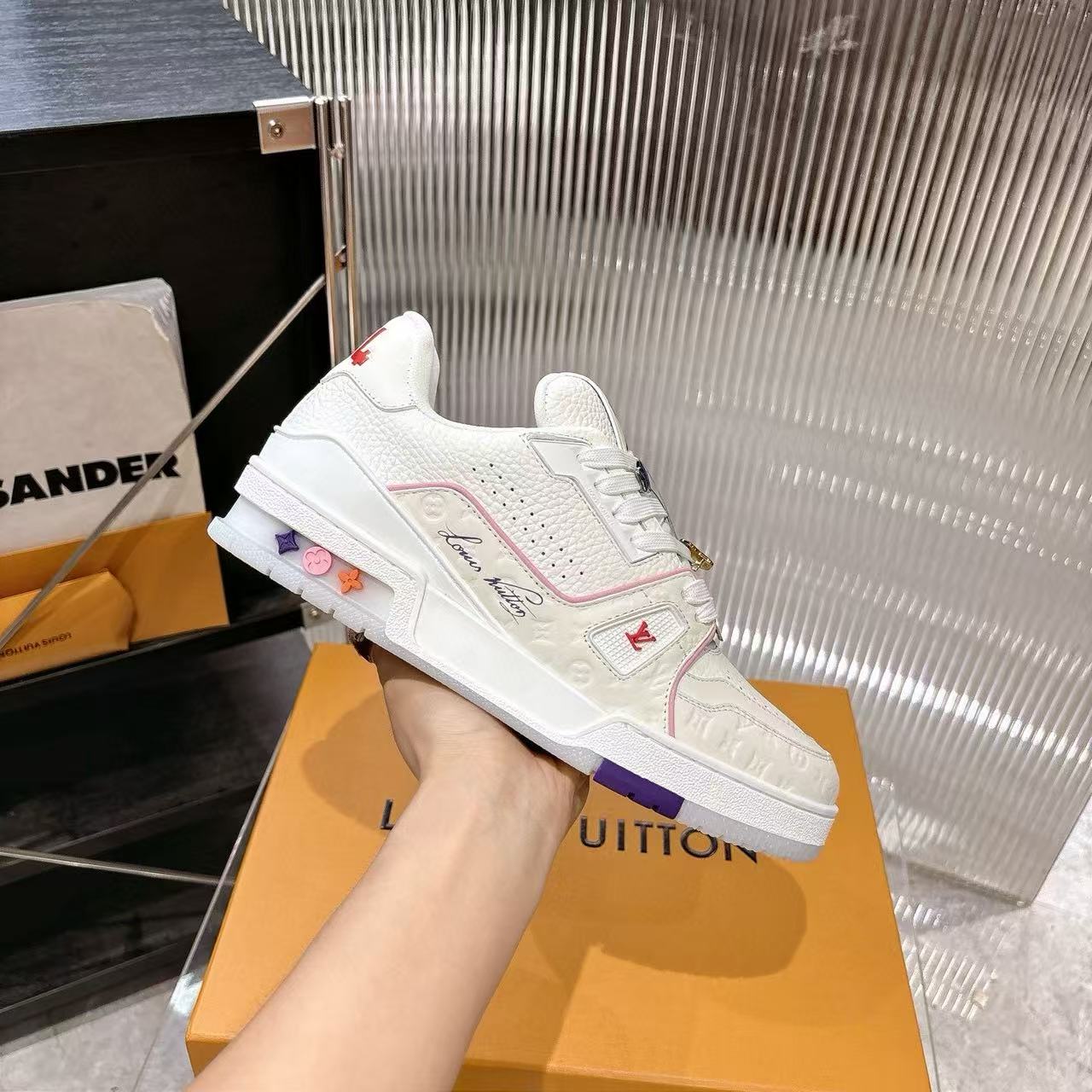 LVの高品質刺繍カジュアルシューズ【50％割引+送料無料】