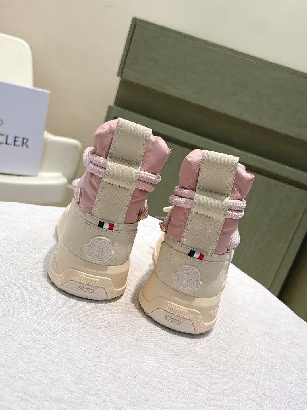 MONCLER高品質のレースアップスノーブーツ【50％割引+送料無料】