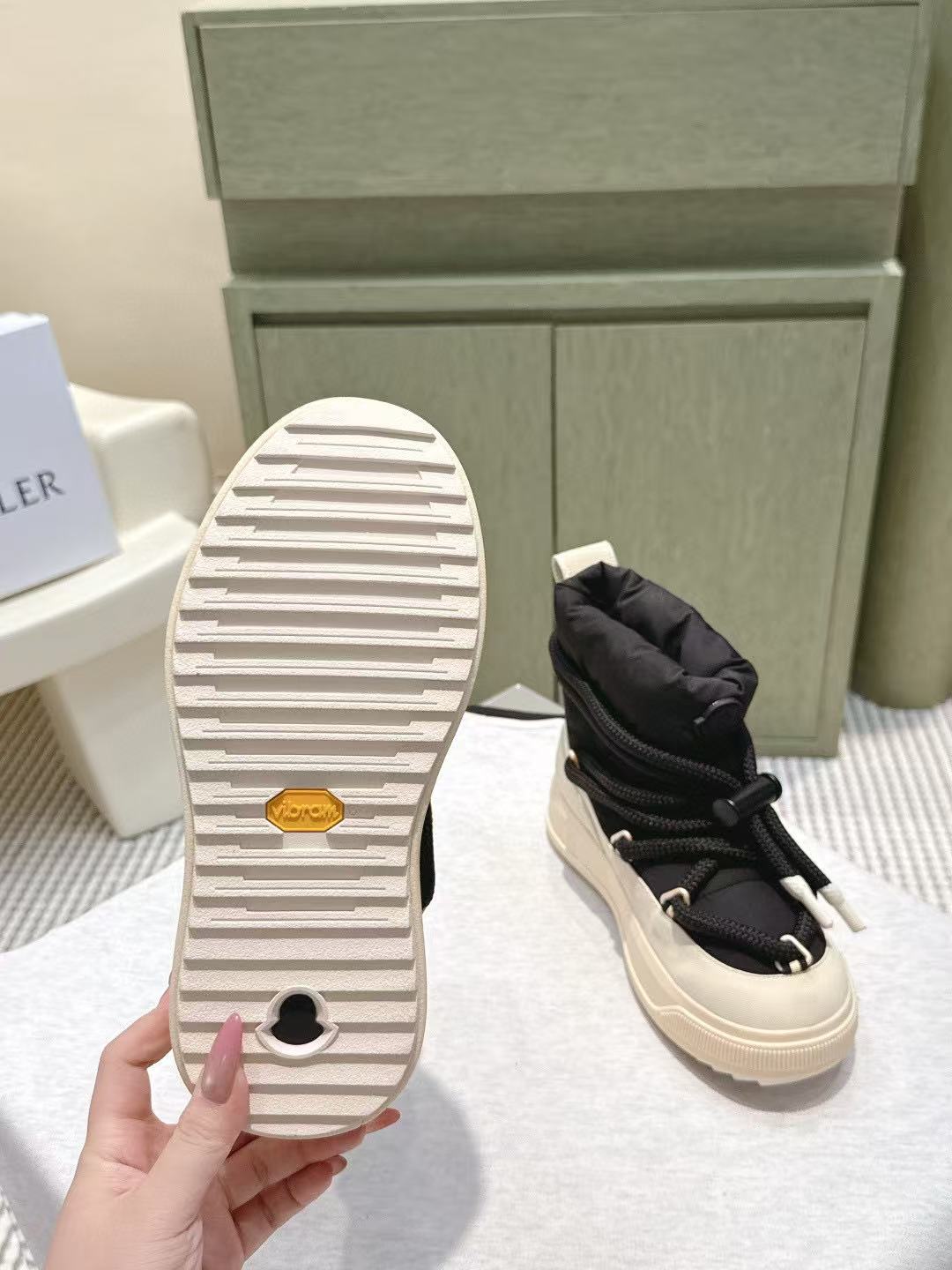 MONCLER高品質のレースアップスノーブーツ【50％割引+送料無料】