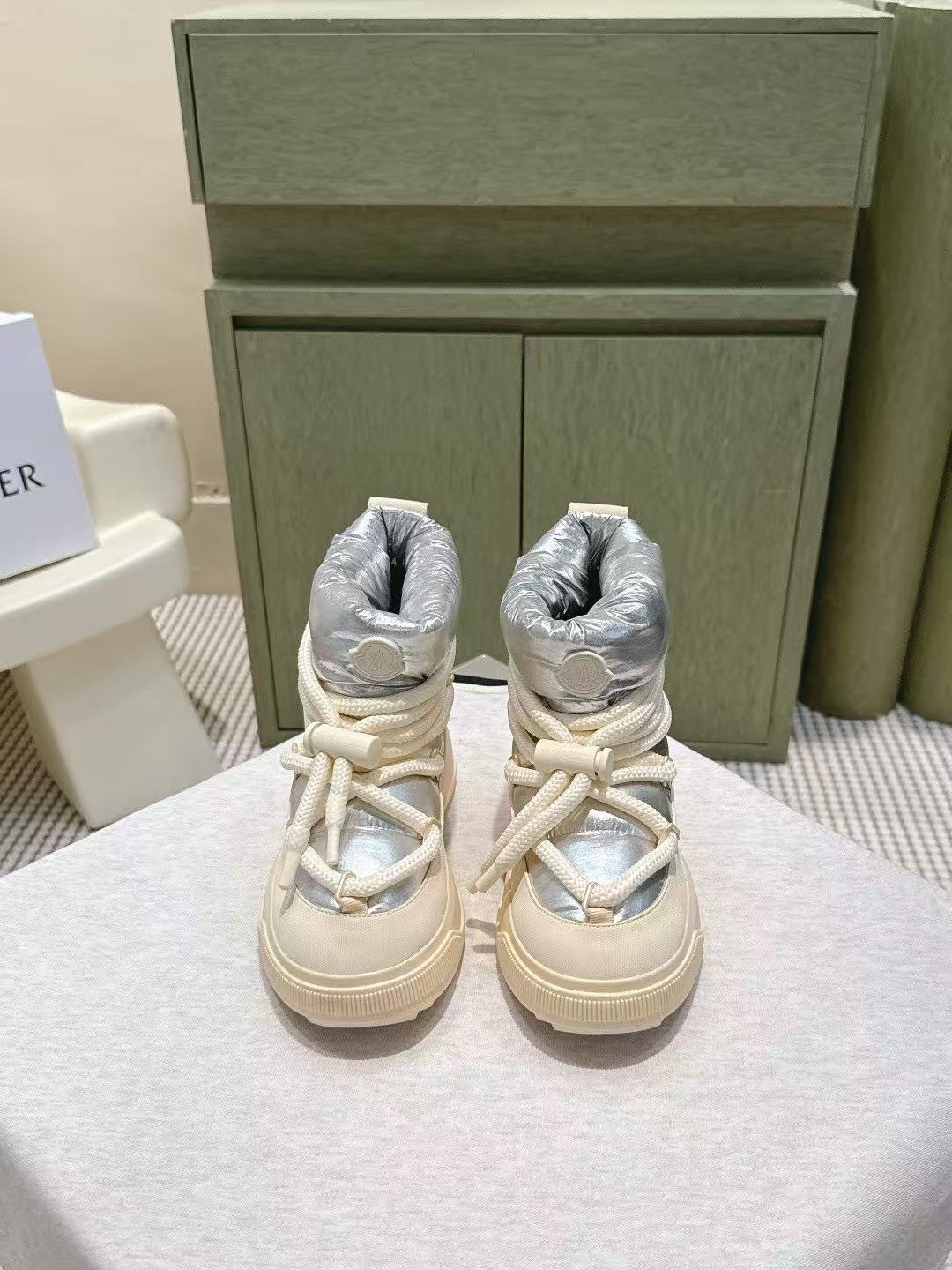 MONCLER高品質のレースアップスノーブーツ【50％割引+送料無料】