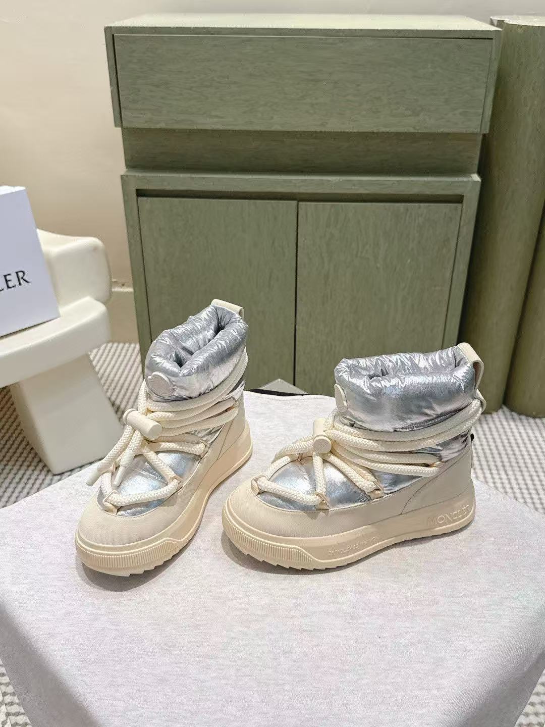 MONCLER高品質のレースアップスノーブーツ【50％割引+送料無料】