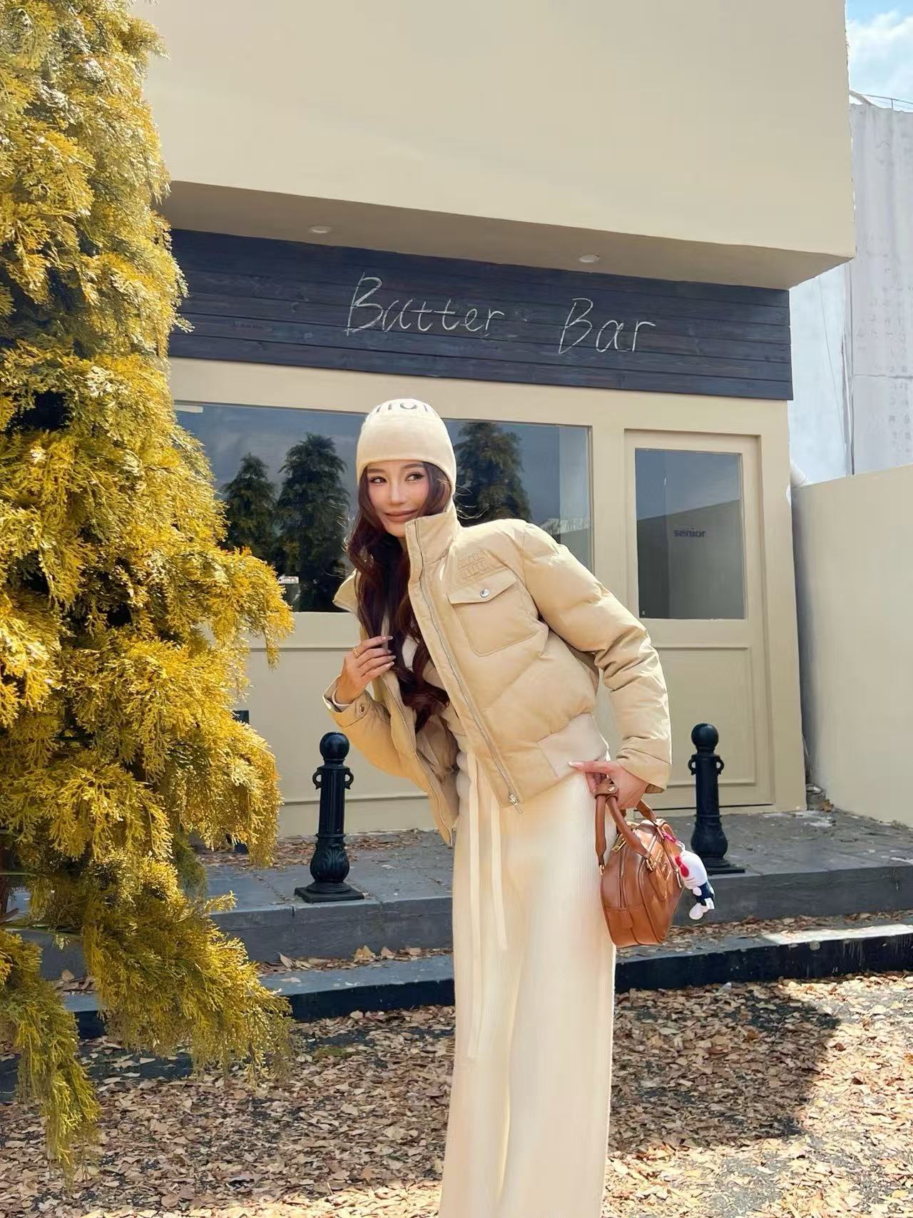 M1UM1U ミニマリスト レター ショート ダウンジャケット【50％割引+送料無料】