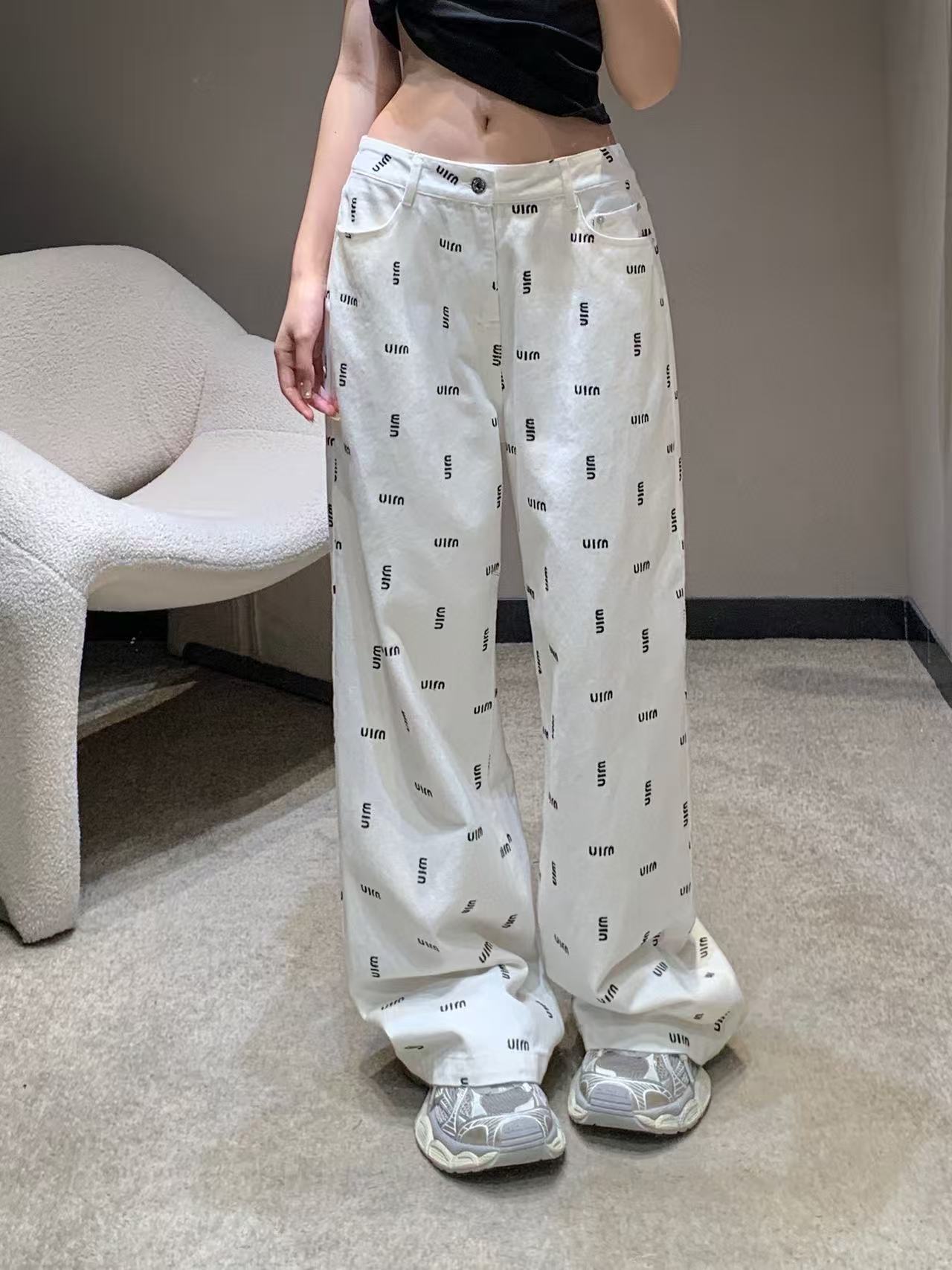 M1UM1U 刺繍レターストレートレッグパンツ【50％割引+送料無料】