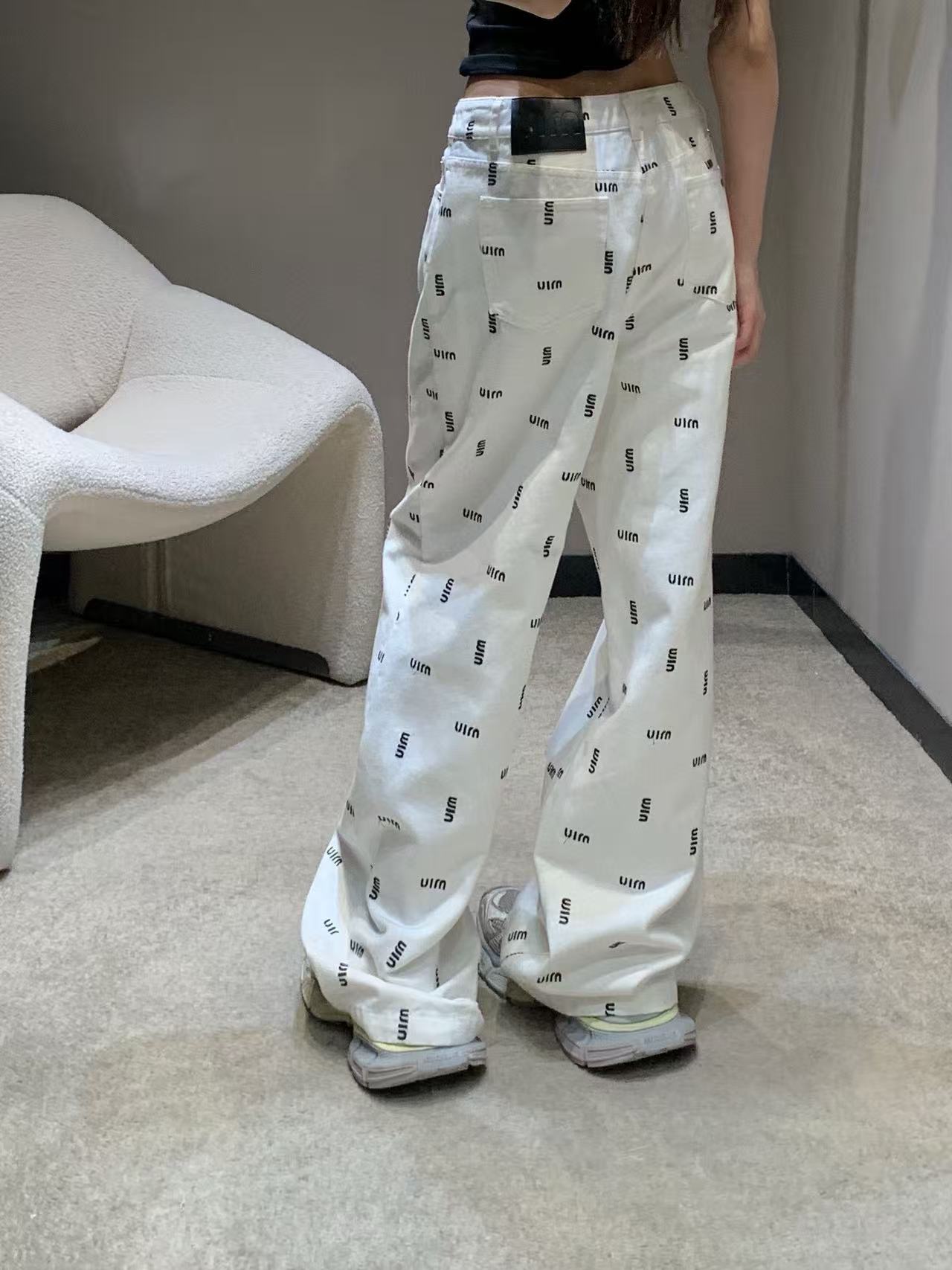 M1UM1U 刺繍レターストレートレッグパンツ【50％割引+送料無料】