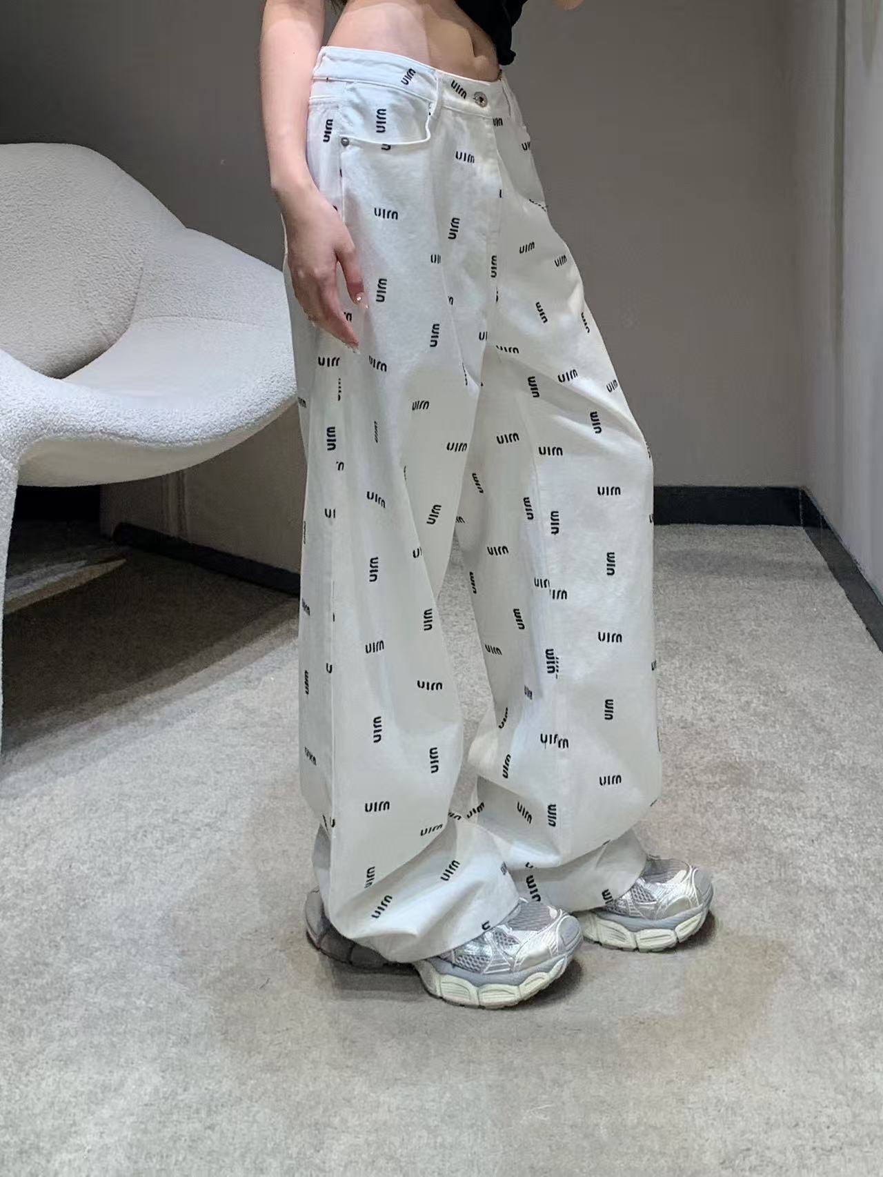 M1UM1U 刺繍レターストレートレッグパンツ【50％割引+送料無料】