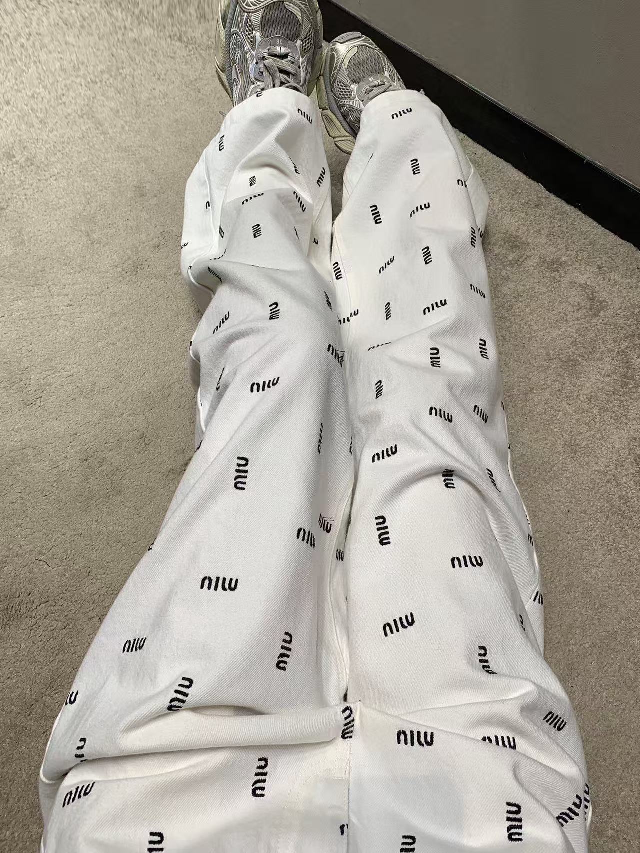 M1UM1U 刺繍レターストレートレッグパンツ【50％割引+送料無料】