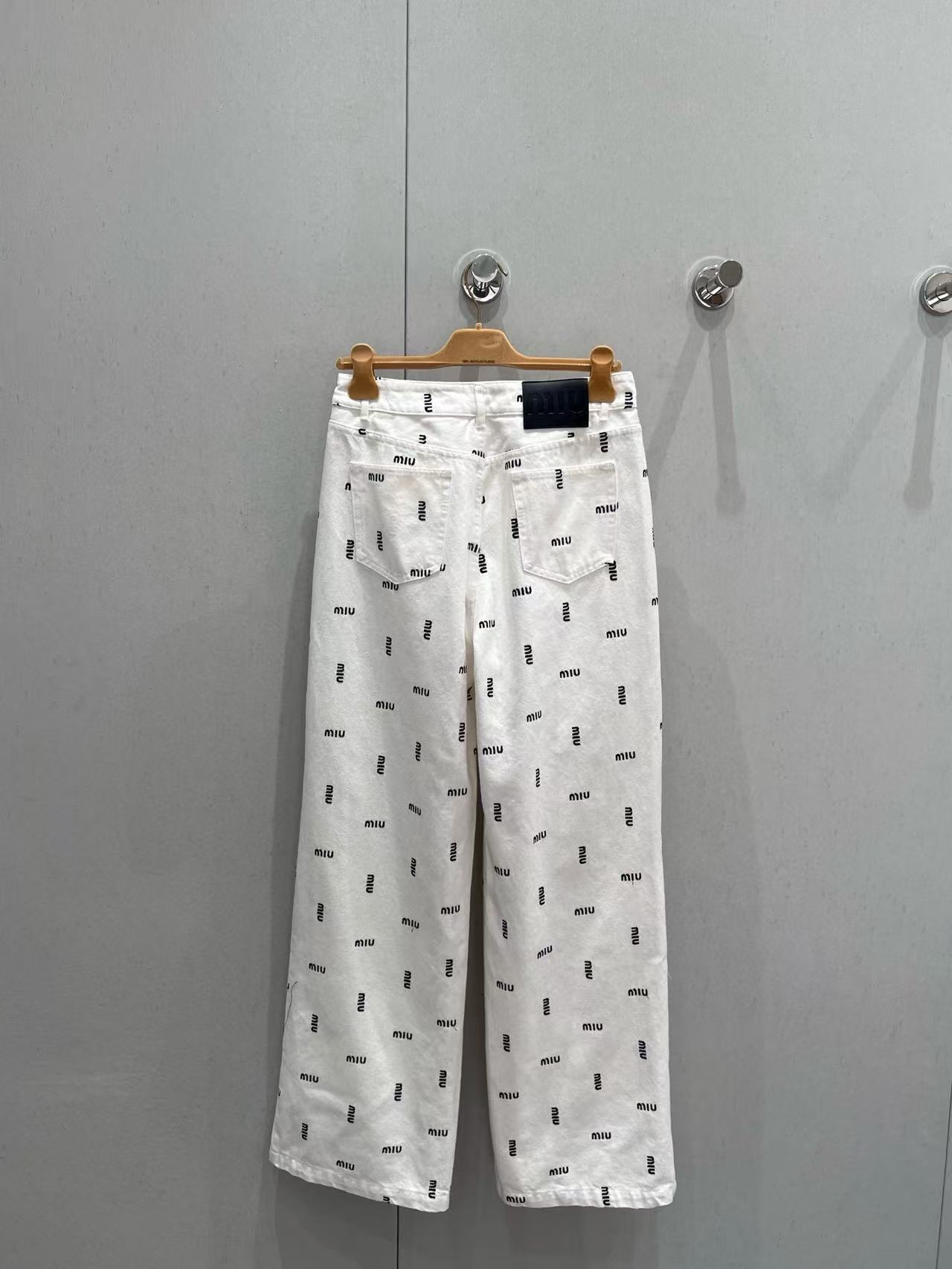 M1UM1U 刺繍レターストレートレッグパンツ【50％割引+送料無料】