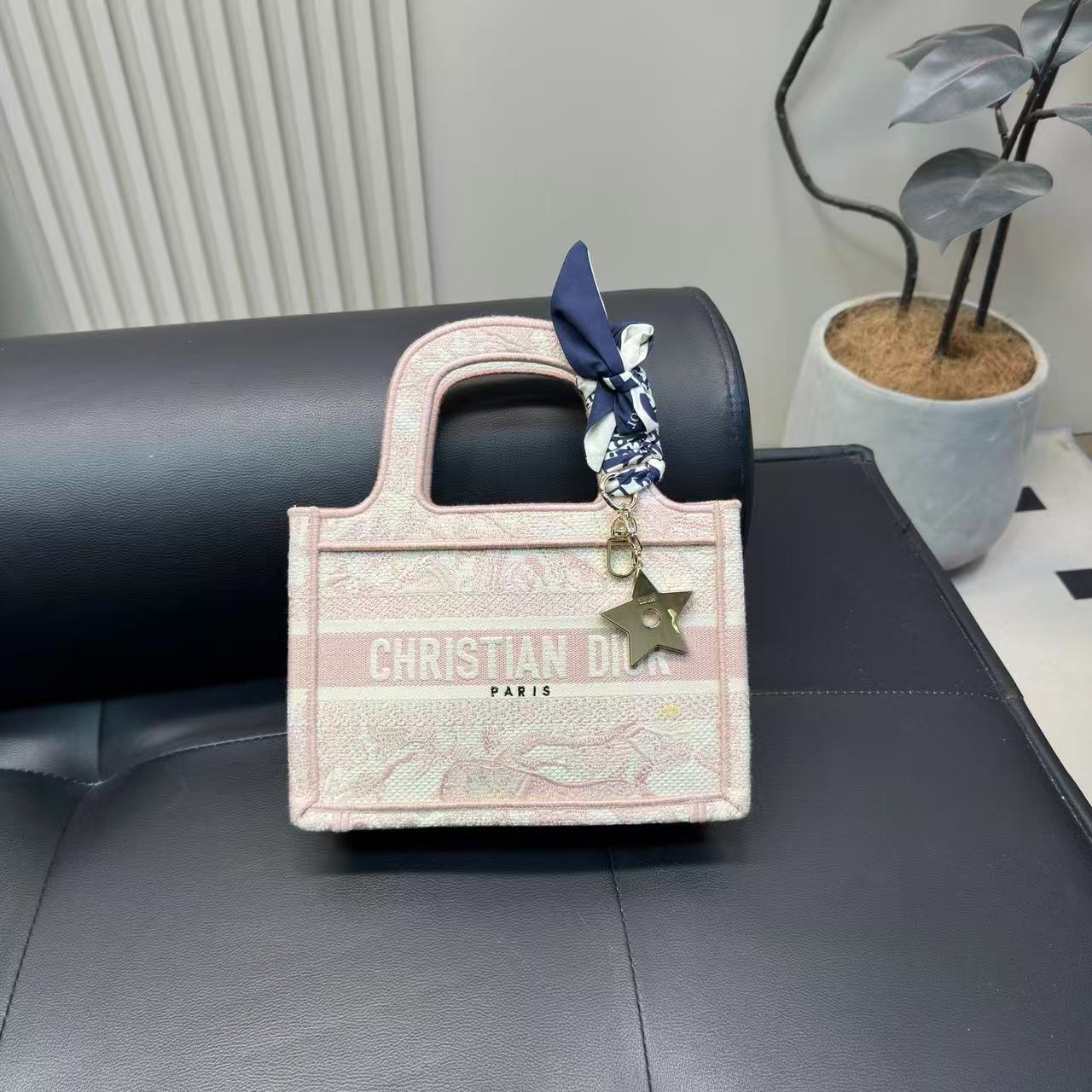 DI0Rエンボス刺繍ハンドバッグ【50％割引+送料無料】