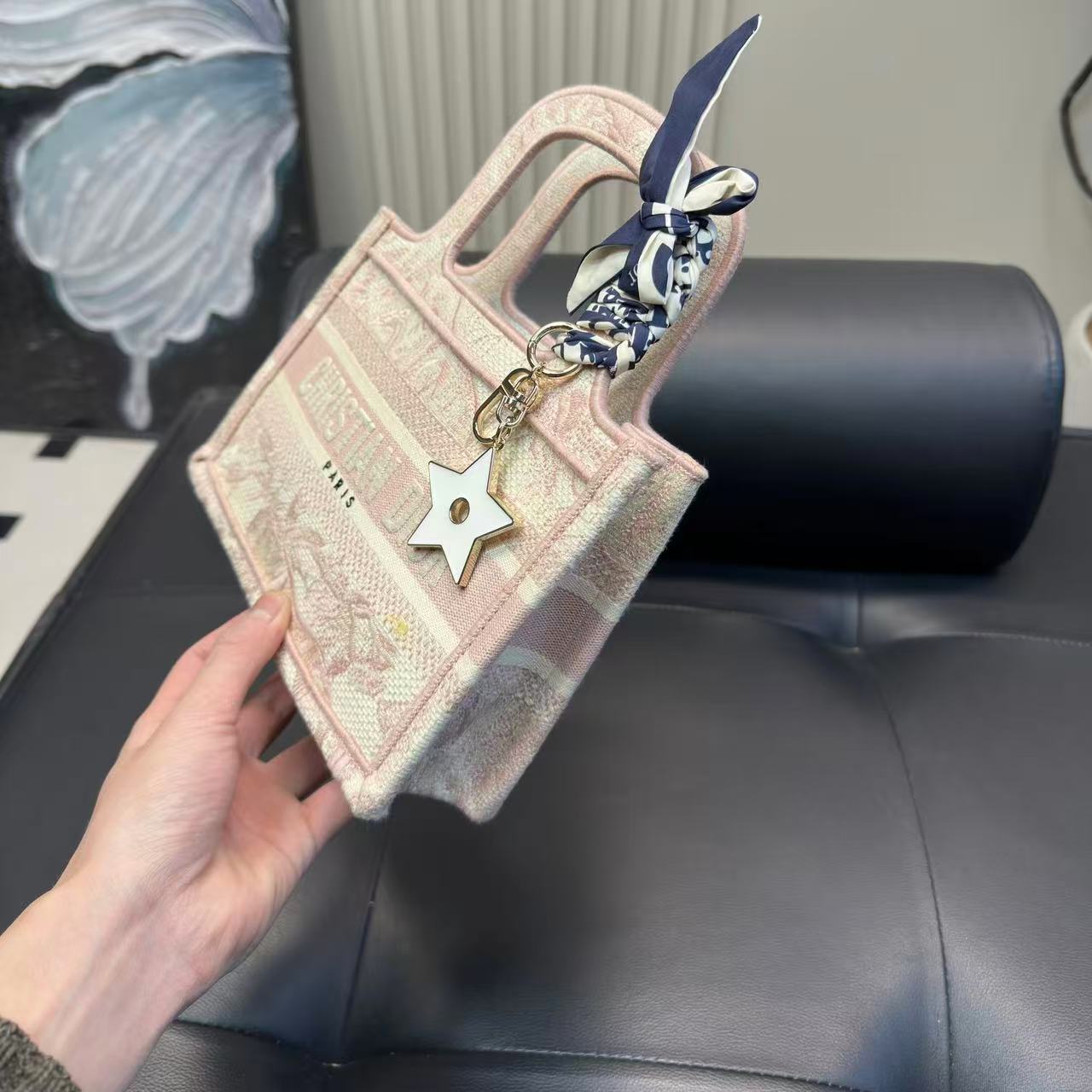 DI0Rエンボス刺繍ハンドバッグ【50％割引+送料無料】