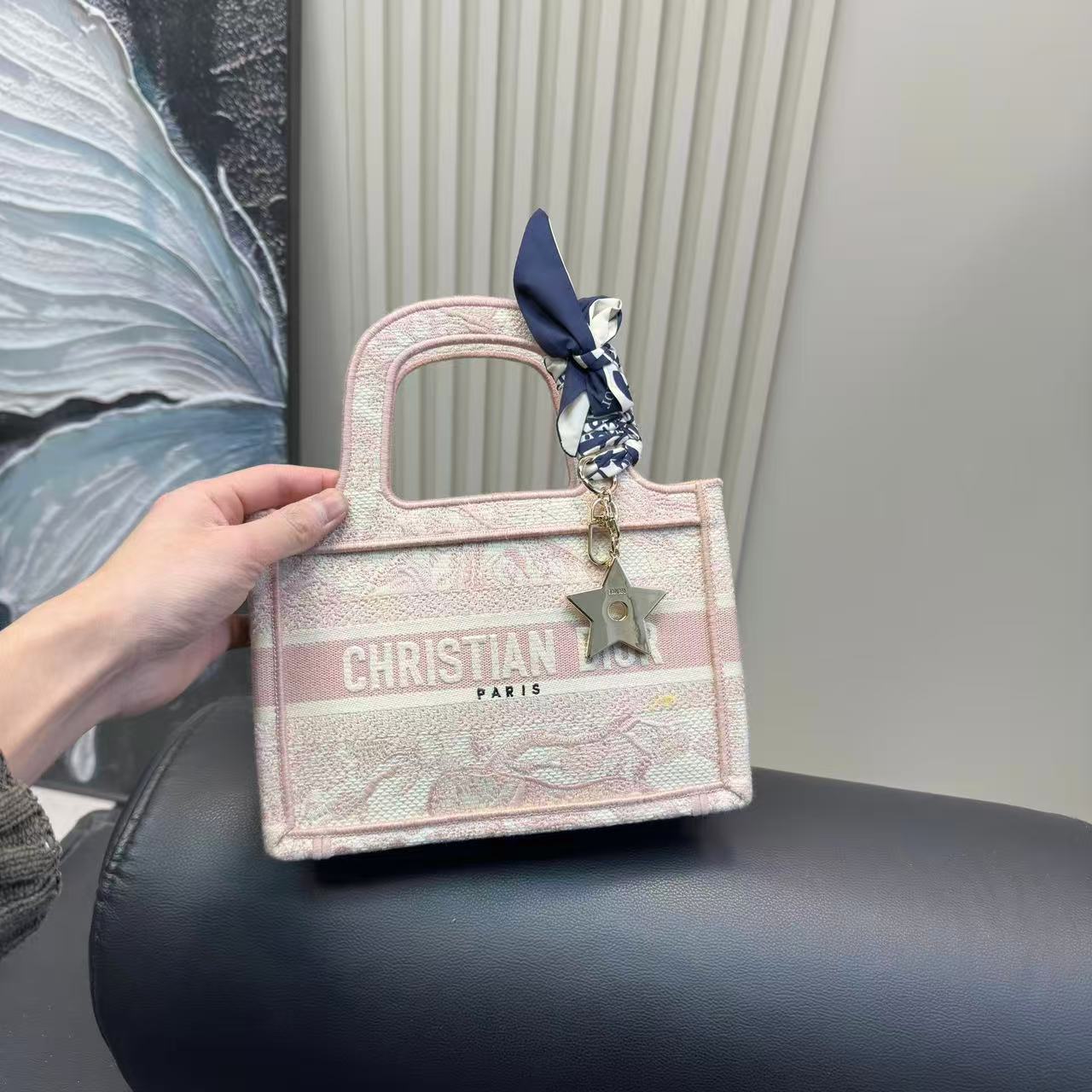 DI0Rエンボス刺繍ハンドバッグ【50％割引+送料無料】