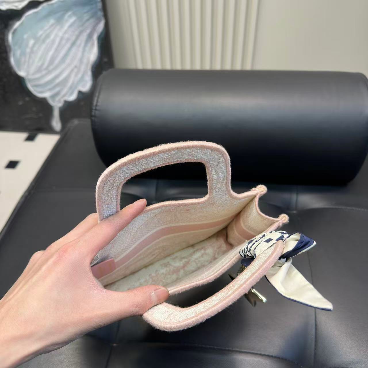 DI0Rエンボス刺繍ハンドバッグ【50％割引+送料無料】