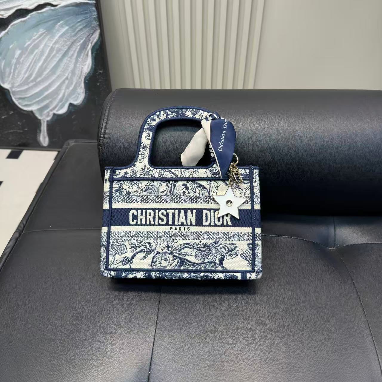 DI0Rエンボス刺繍ハンドバッグ【50％割引+送料無料】