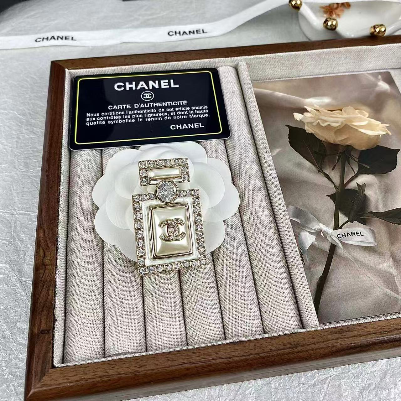 CHANE1 ダブルC フレグランスボトル ダイヤモンドブローチ【50％割引+送料無料】