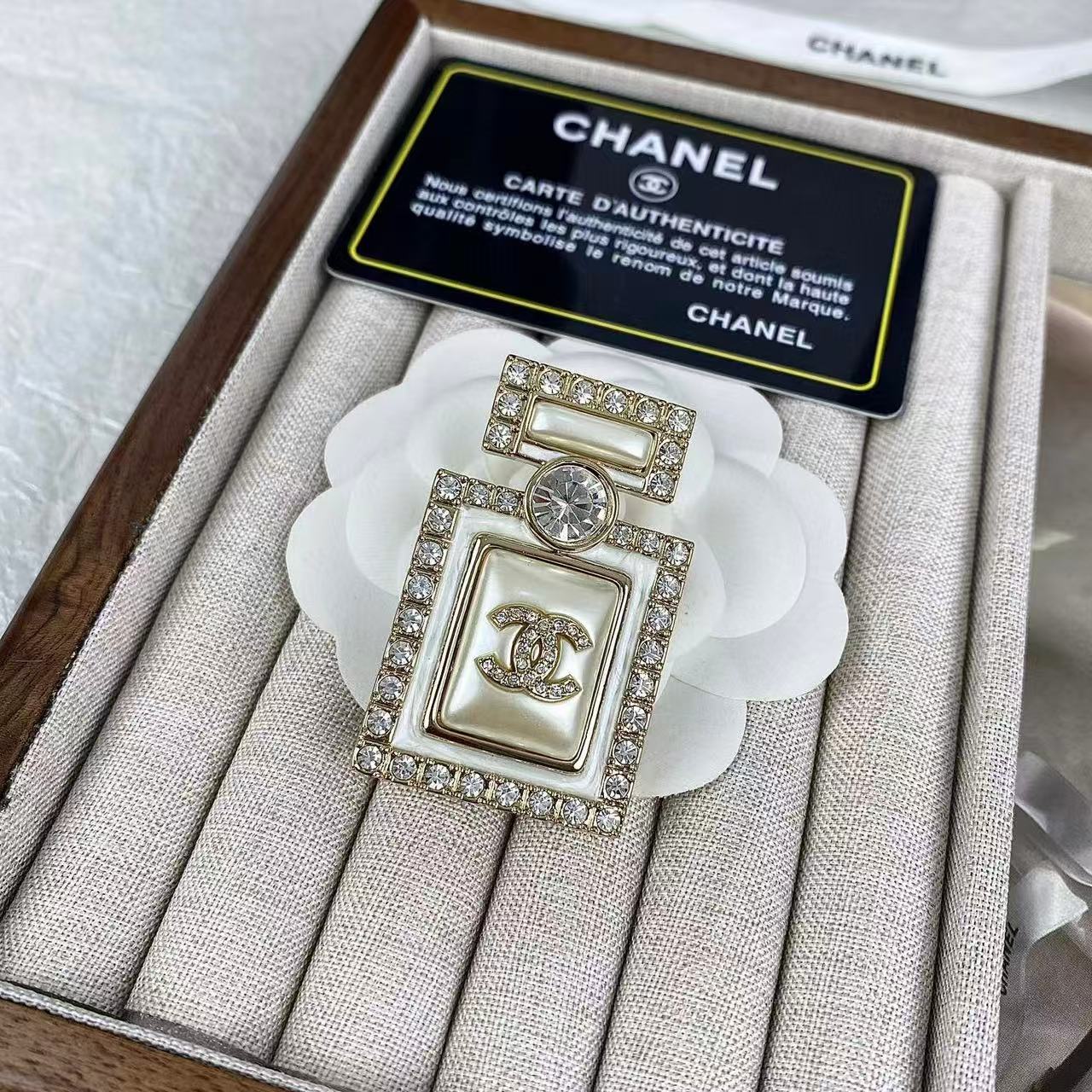 CHANE1 ダブルC フレグランスボトル ダイヤモンドブローチ【50％割引+送料無料】